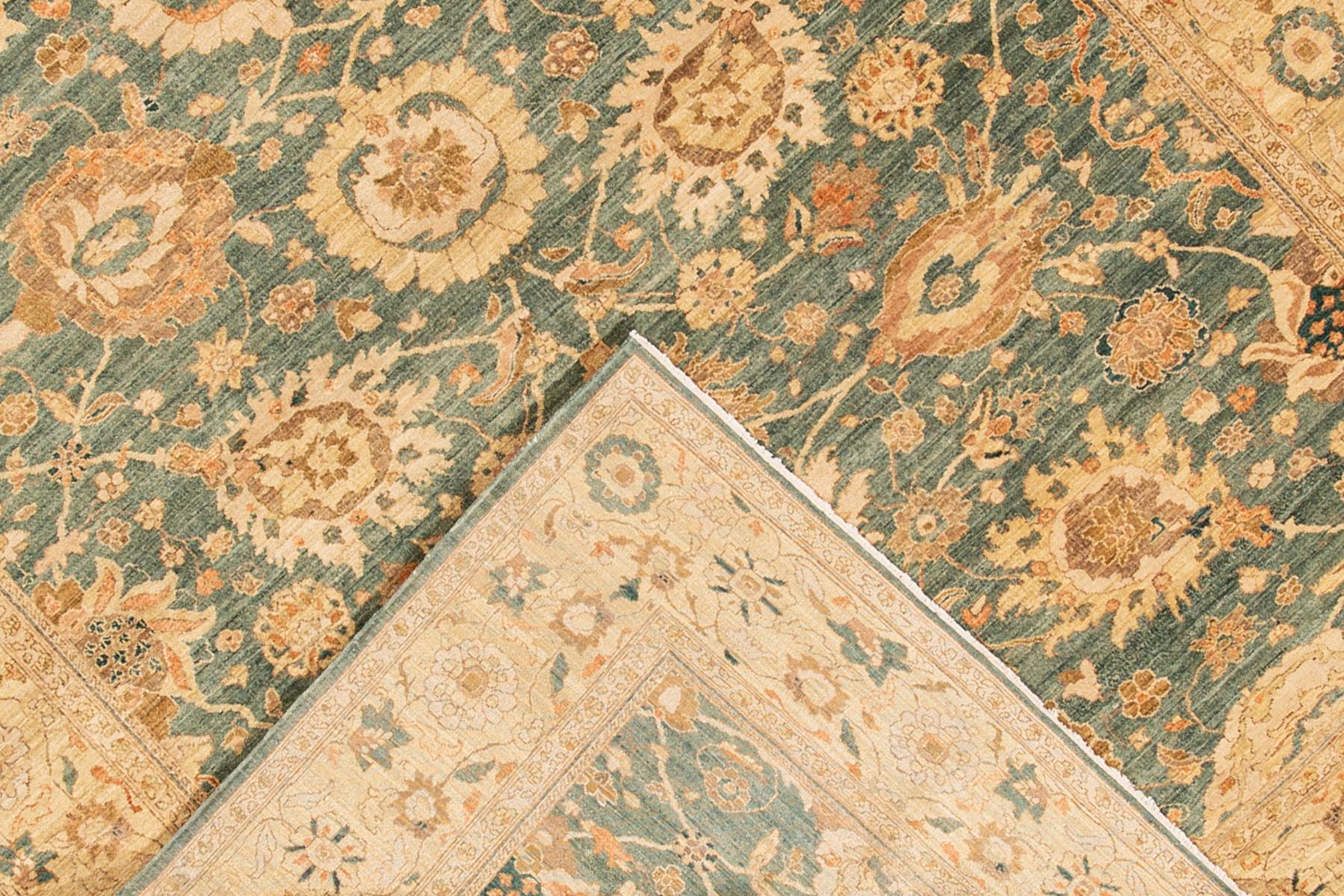 Tapis indien moderne Peshawar avec un motif floral sur toute la surface. Cette pièce présente de fins détails, de superbes couleurs et un beau design. Ce serait l'ajout parfait à votre maison. Ce tapis mesure 7'8