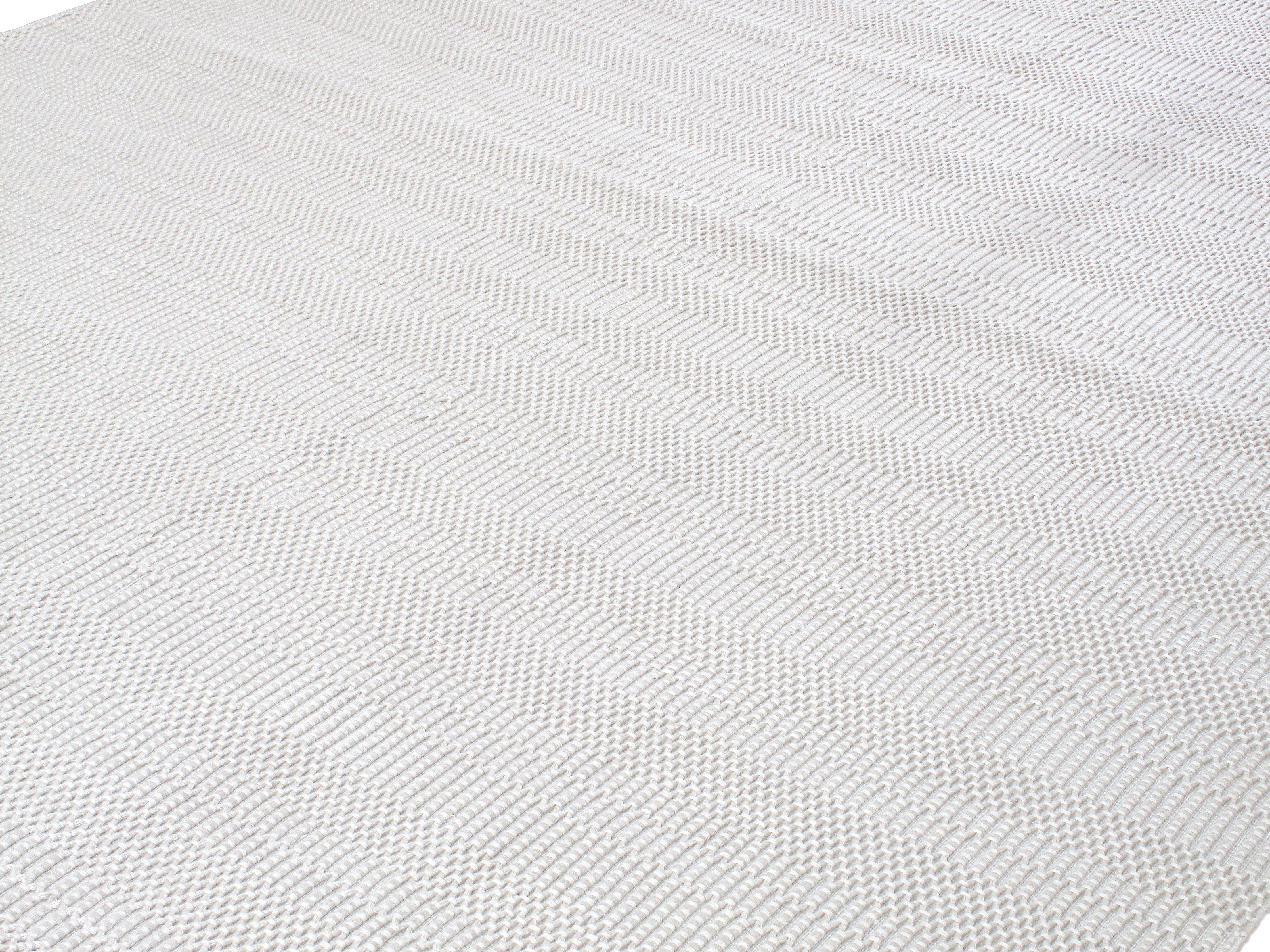 Moderner Indianerteppich  Handgewebte Merinowolle, neutrales, minimalistisches Design im Zustand „Neu“ im Angebot in New York, NY