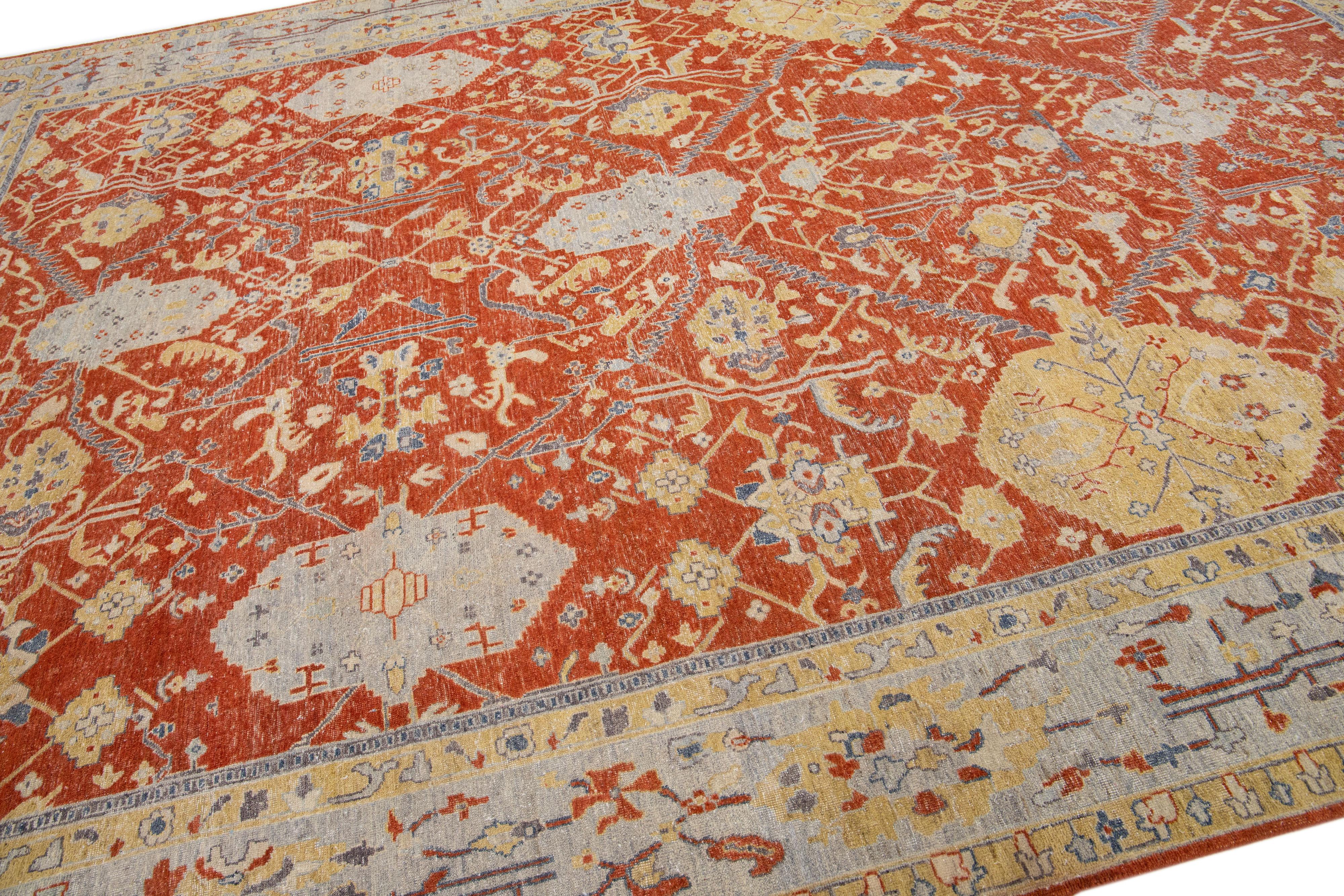 Moderner handgefertigter indischer Täbris-Teppich aus rostfarbener Wolle mit Blumenmotiv von Apadana (Handgeknüpft) im Angebot