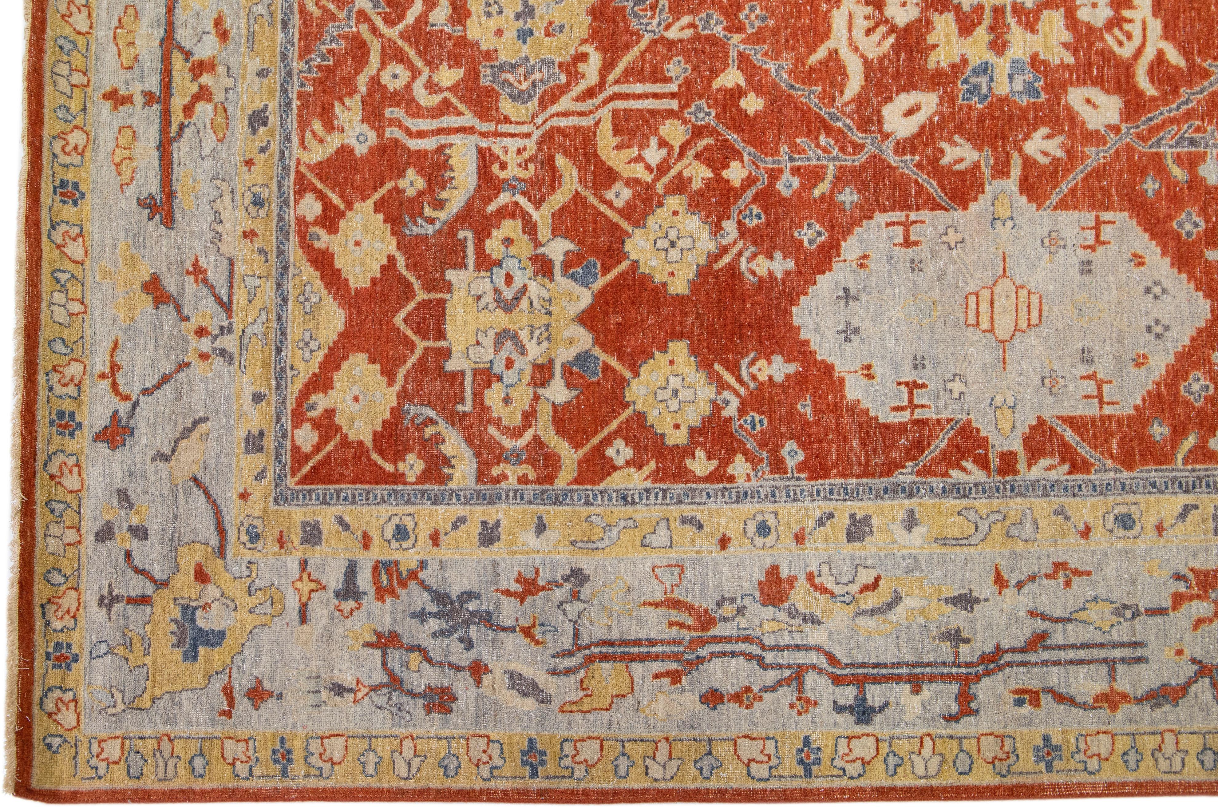 Moderner handgefertigter indischer Täbris-Teppich aus rostfarbener Wolle mit Blumenmotiv von Apadana (21. Jahrhundert und zeitgenössisch) im Angebot