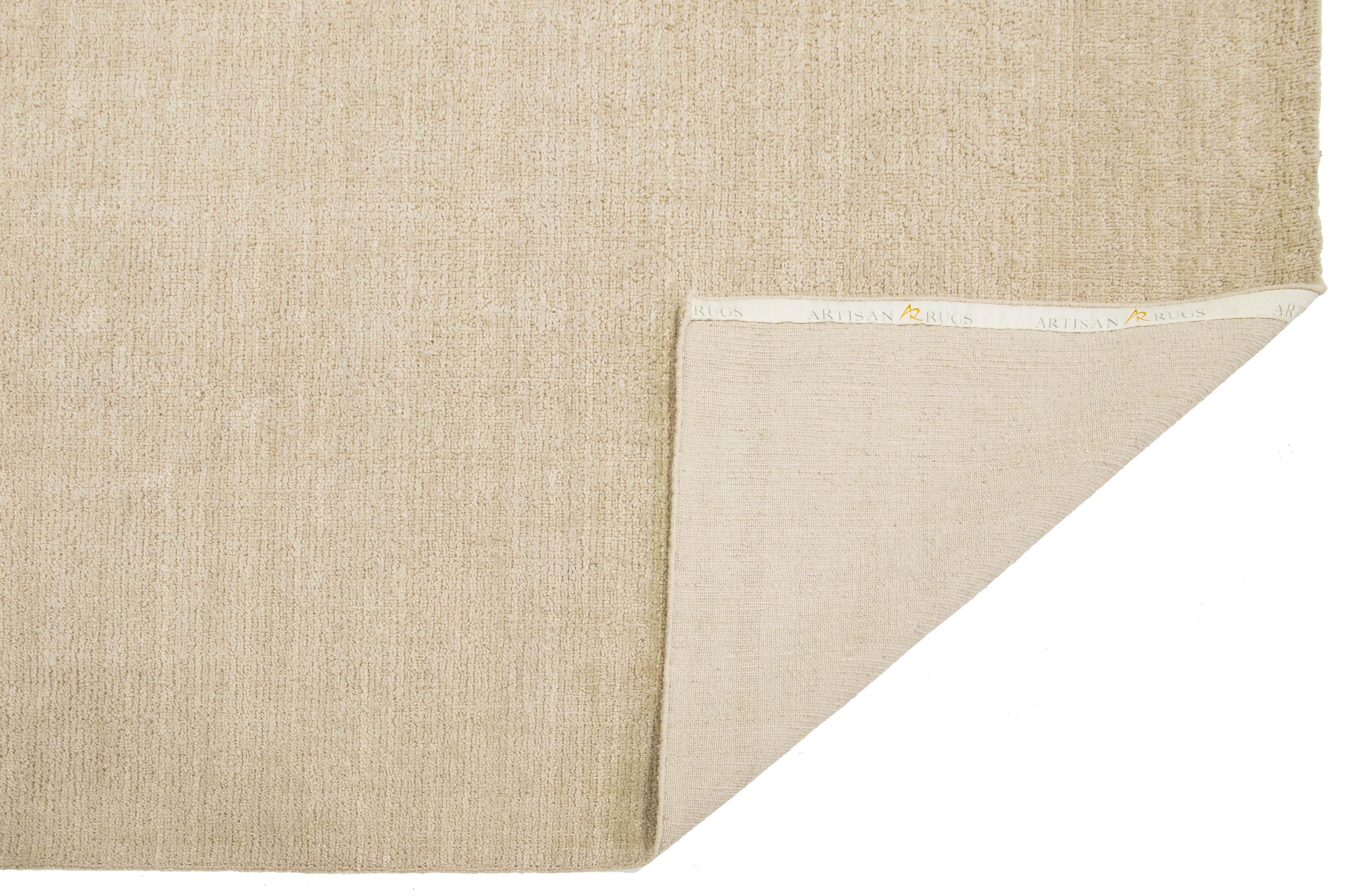 Moderne Tapis en laine fait main de texture indienne moderne dans une couleur beige unie en vente
