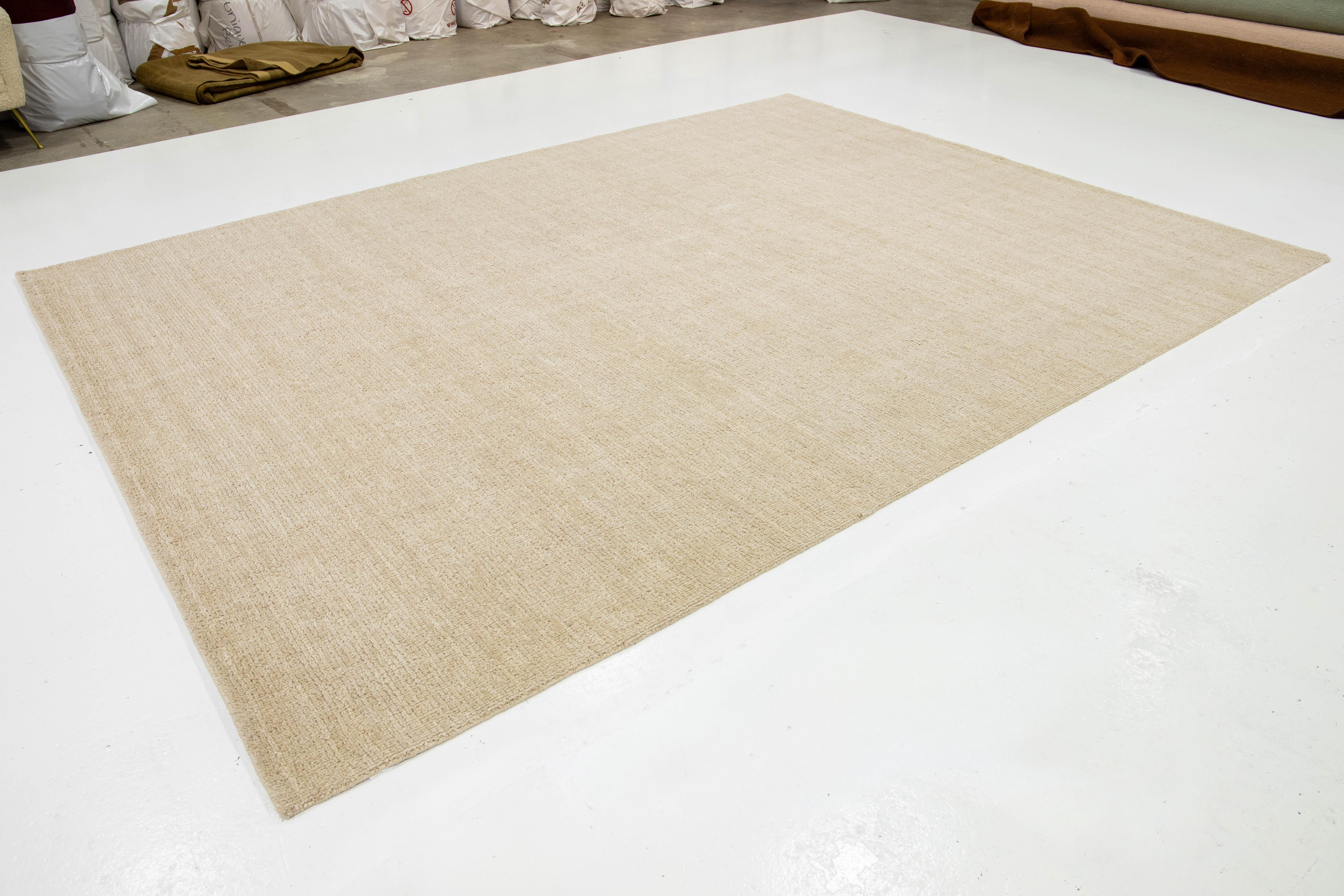 Indien Tapis en laine fait main de texture indienne moderne dans une couleur beige unie en vente