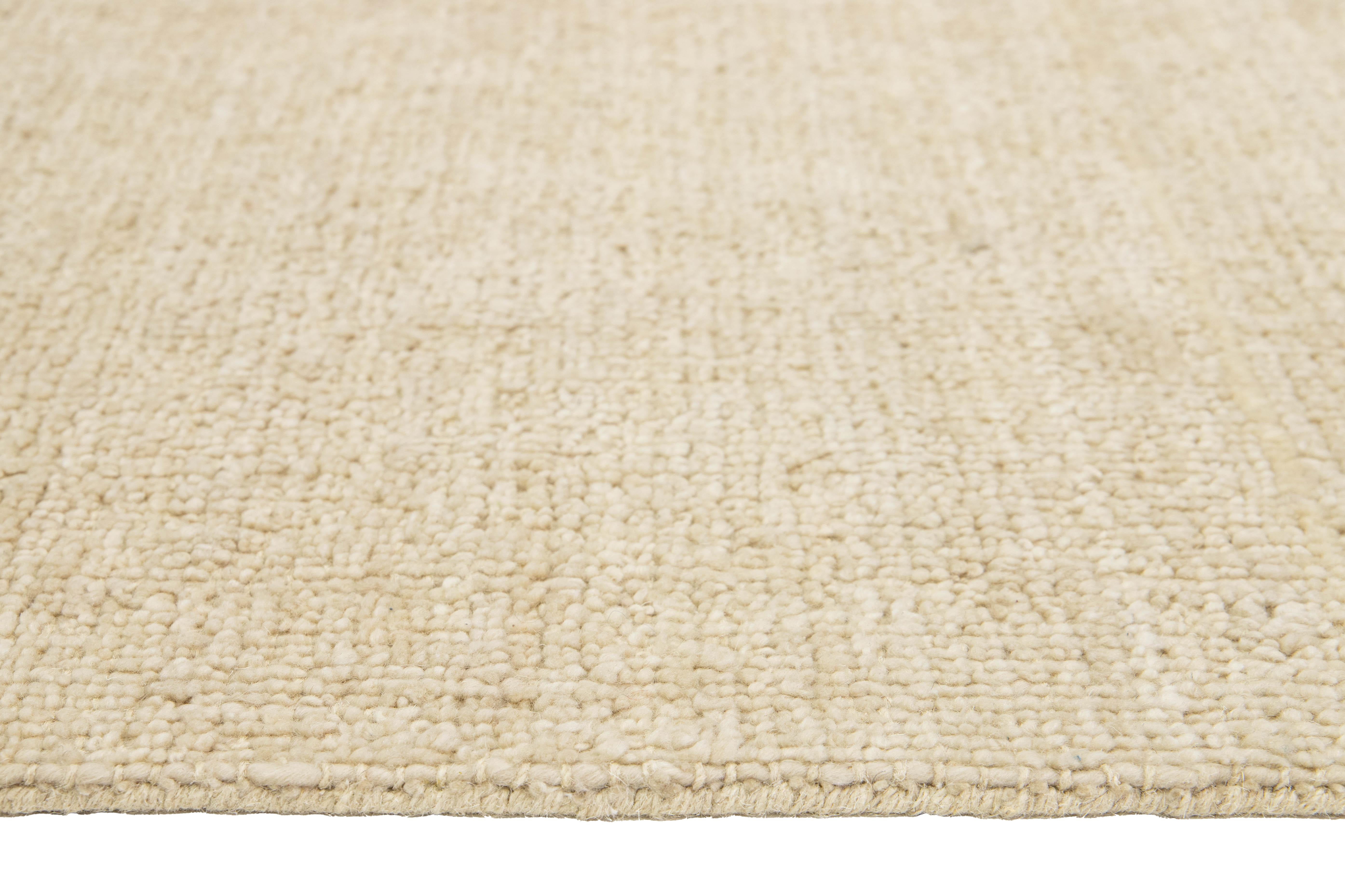 Noué à la main Tapis en laine fait main de texture indienne moderne dans une couleur beige unie en vente