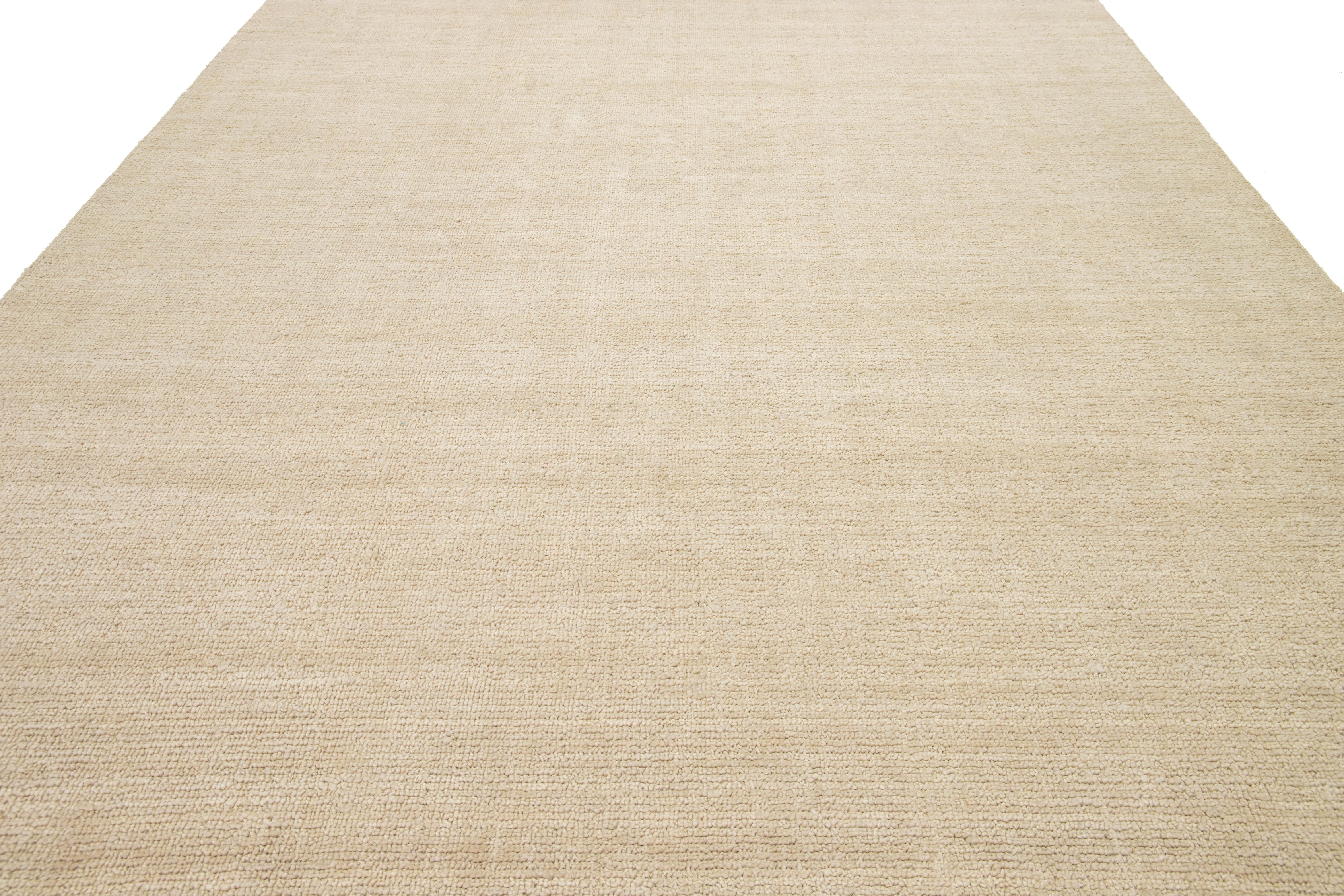 XXIe siècle et contemporain Tapis en laine fait main de texture indienne moderne dans une couleur beige unie en vente