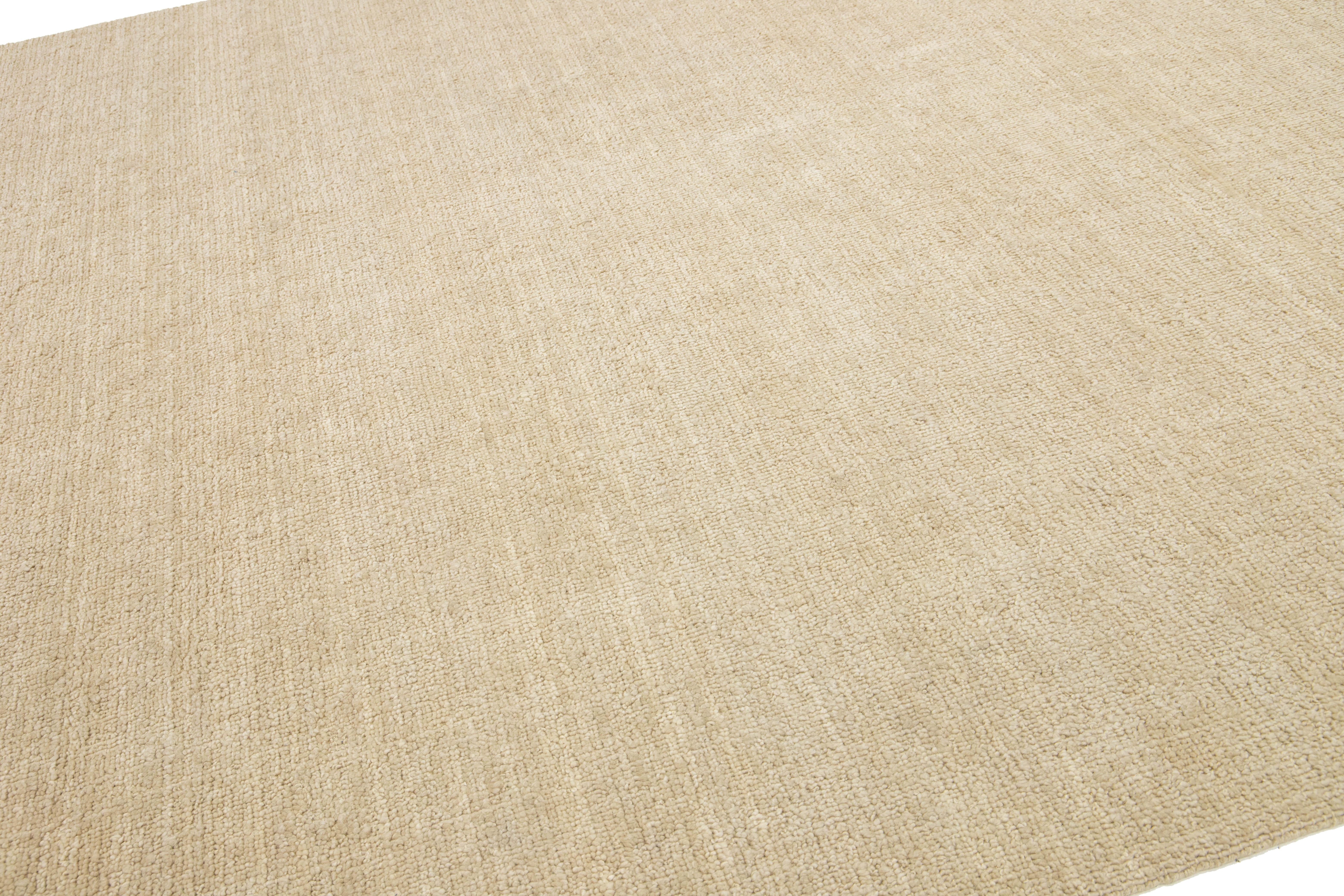 Tapis en laine fait main de texture indienne moderne dans une couleur beige unie en vente 1