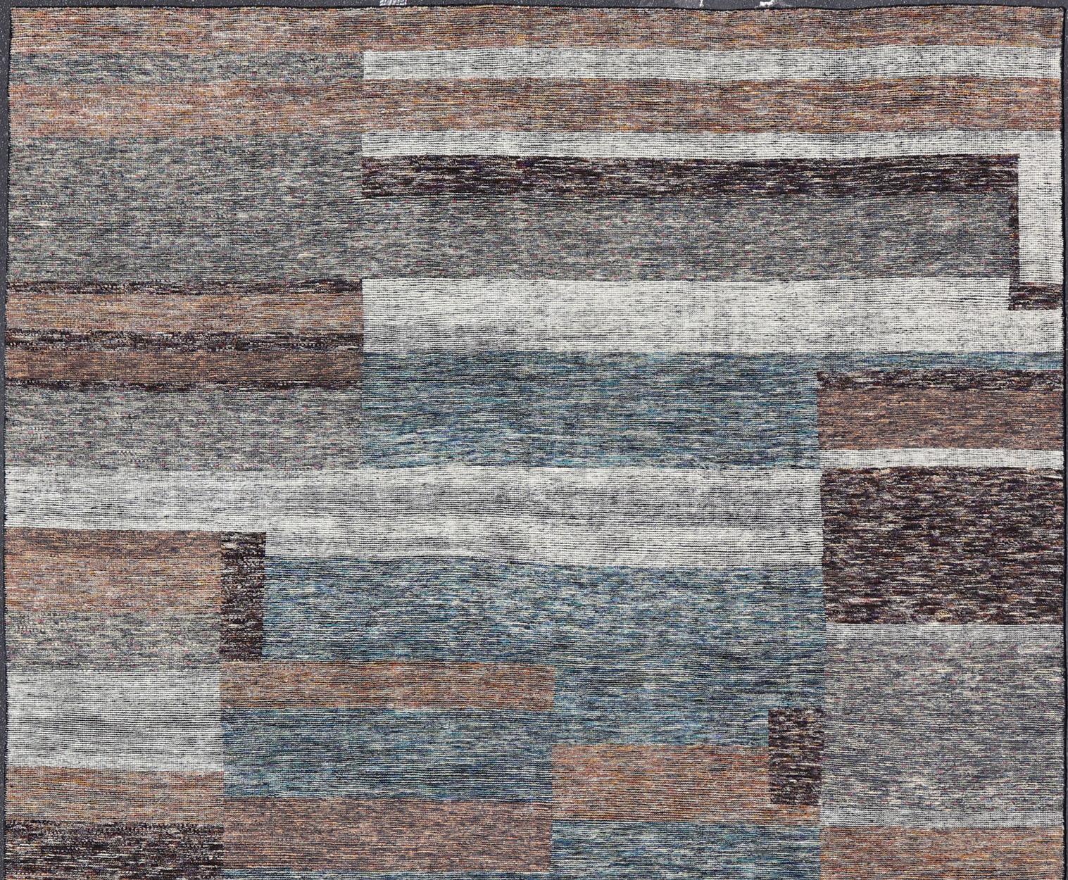 Moderner moderner großer Teppich aus indischer Wolle in Blau und Neutral in abstraktem Design im Zustand „Neu“ im Angebot in Atlanta, GA