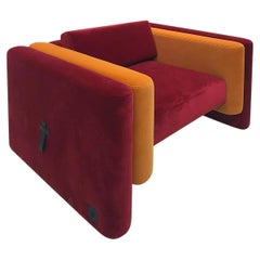 Fauteuil moderne du milieu du siècle dernier tapissé de velours orange et rouge foncé