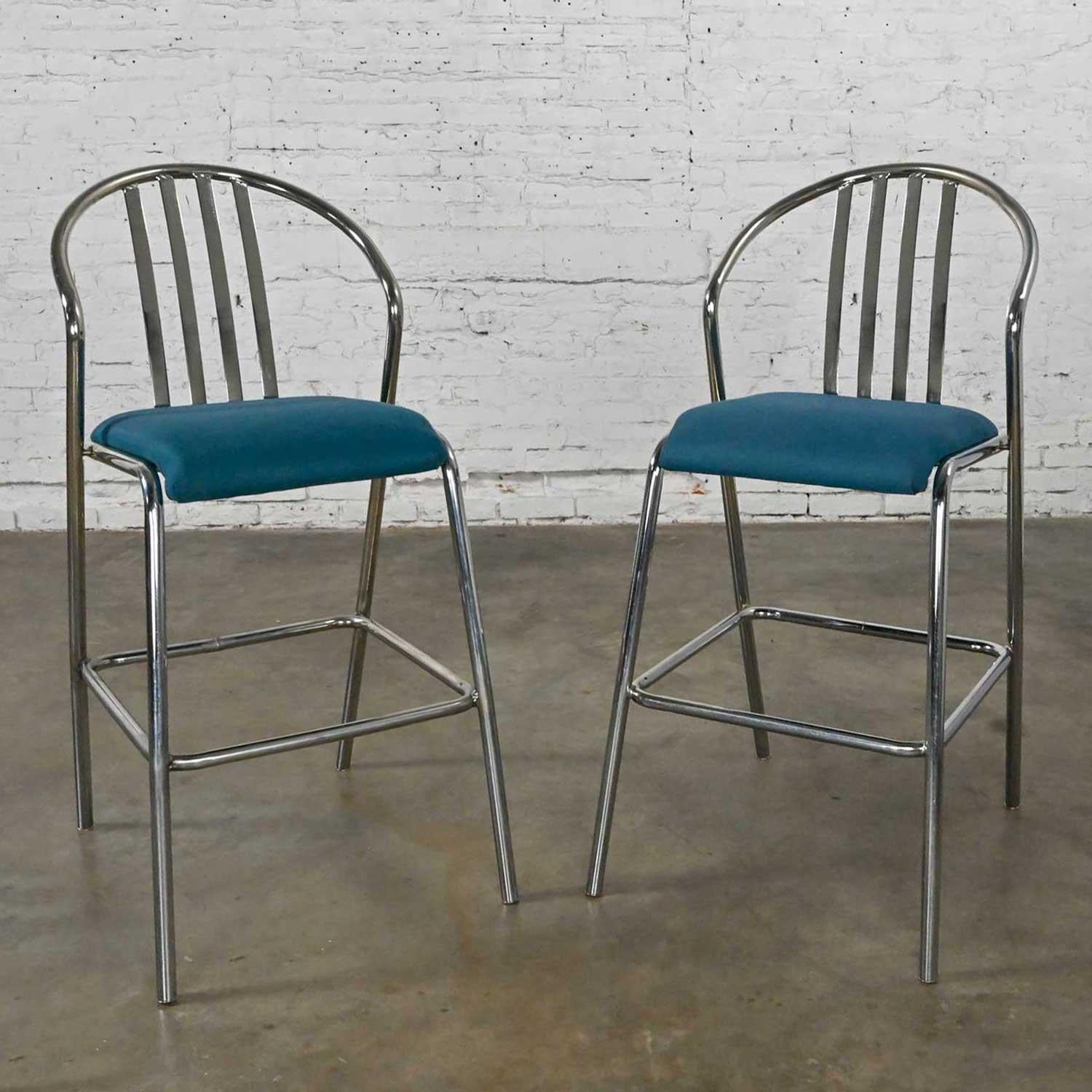 Paire de tabourets de bar modernes et industriels en chrome et tissu bleu de hauteur de bar en vente 7