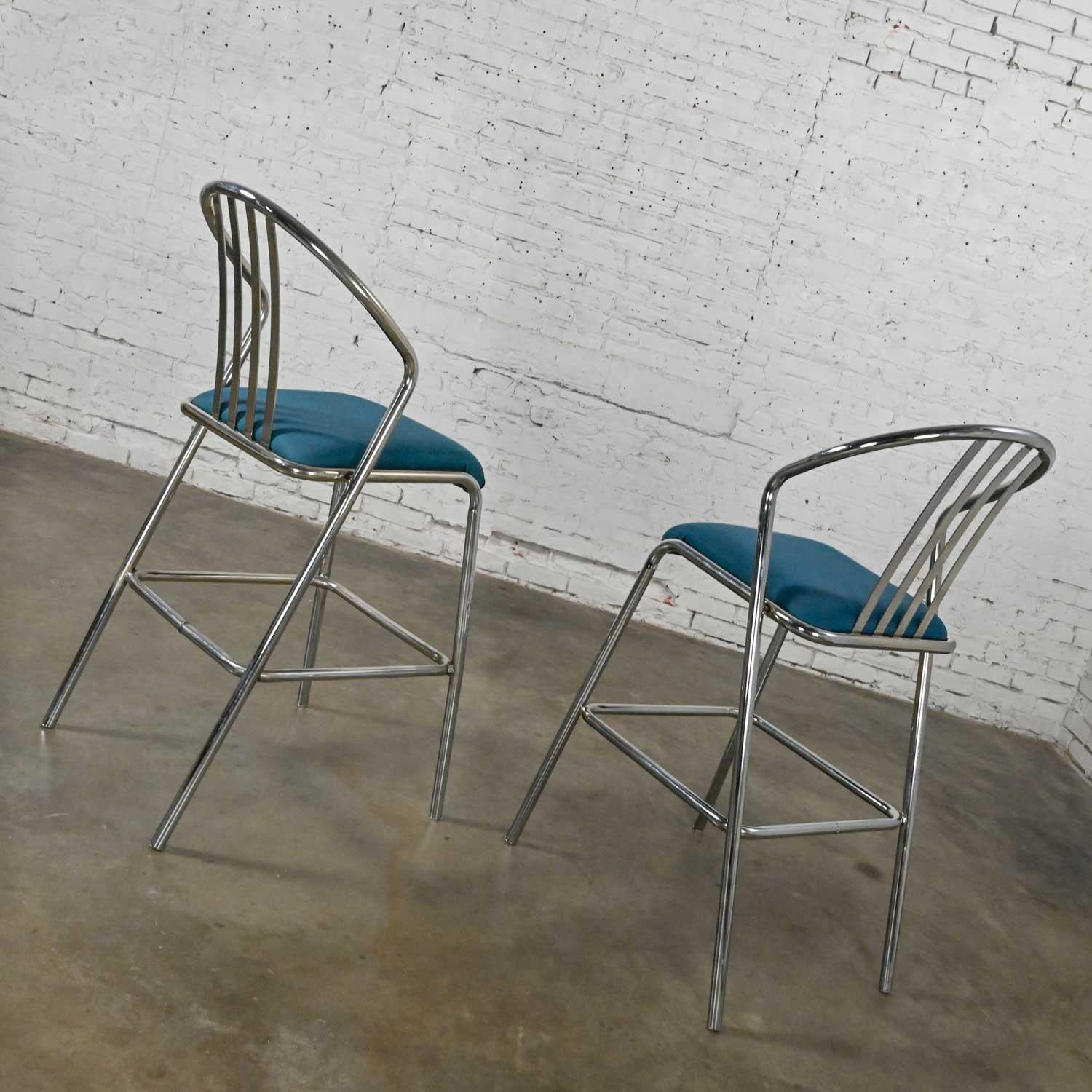 Paire de tabourets de bar modernes et industriels en chrome et tissu bleu de hauteur de bar en vente 1