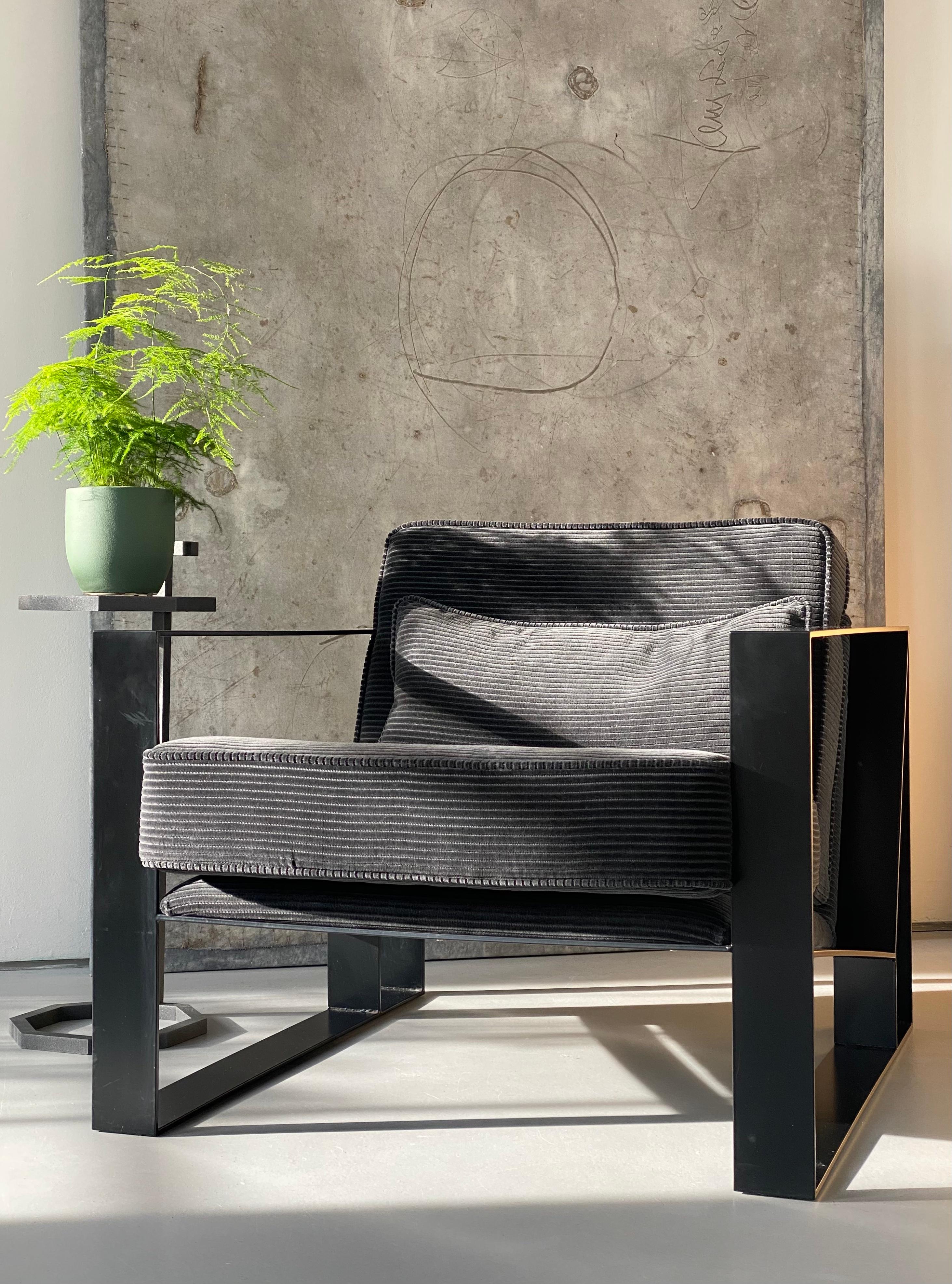 Sillón industrial Cronos I a medida en acero con revestimiento de polvo y pana. Británico en venta