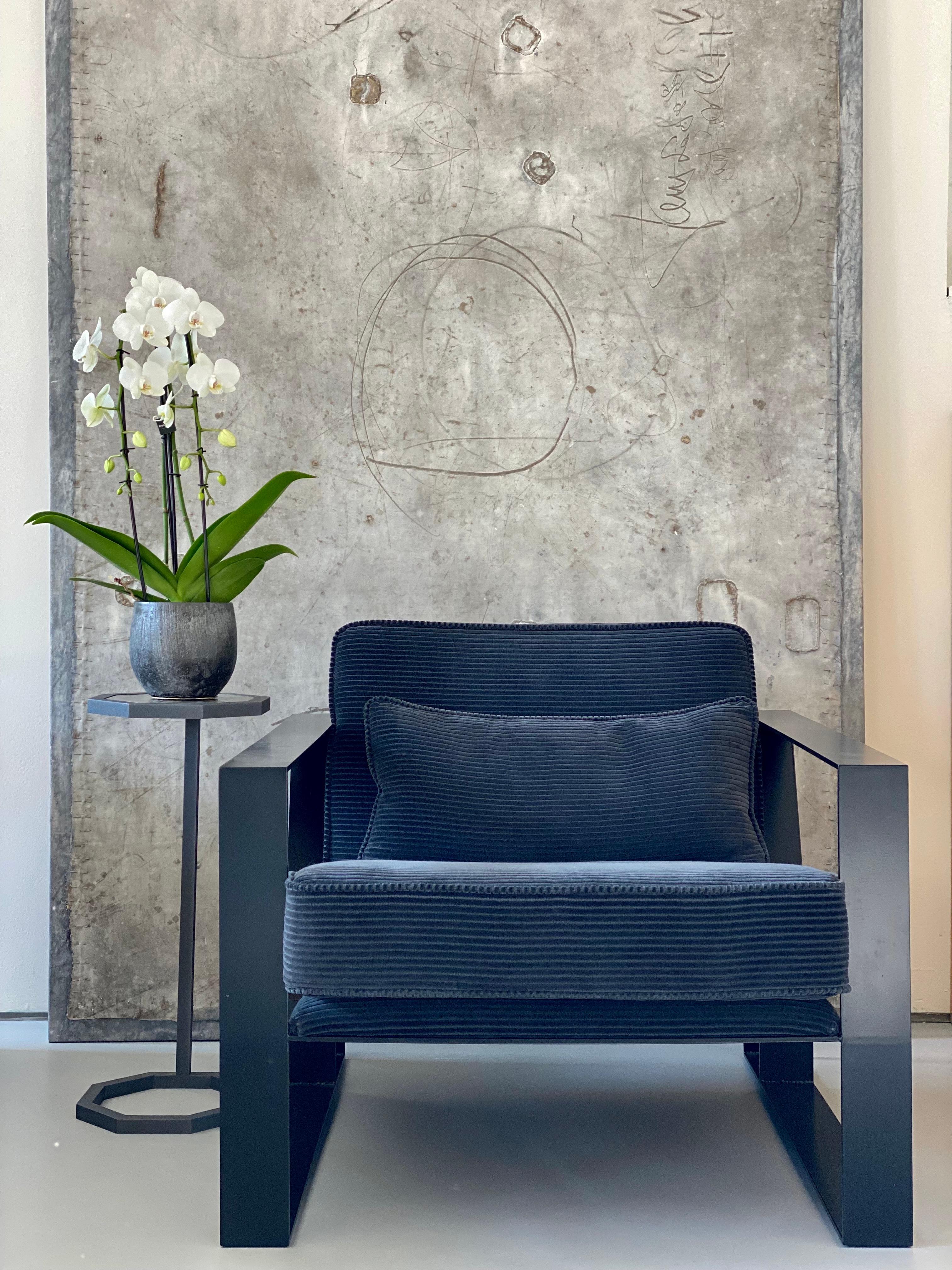 Sillón industrial Cronos I a medida en acero con revestimiento de polvo y pana. Ennegrecido en venta