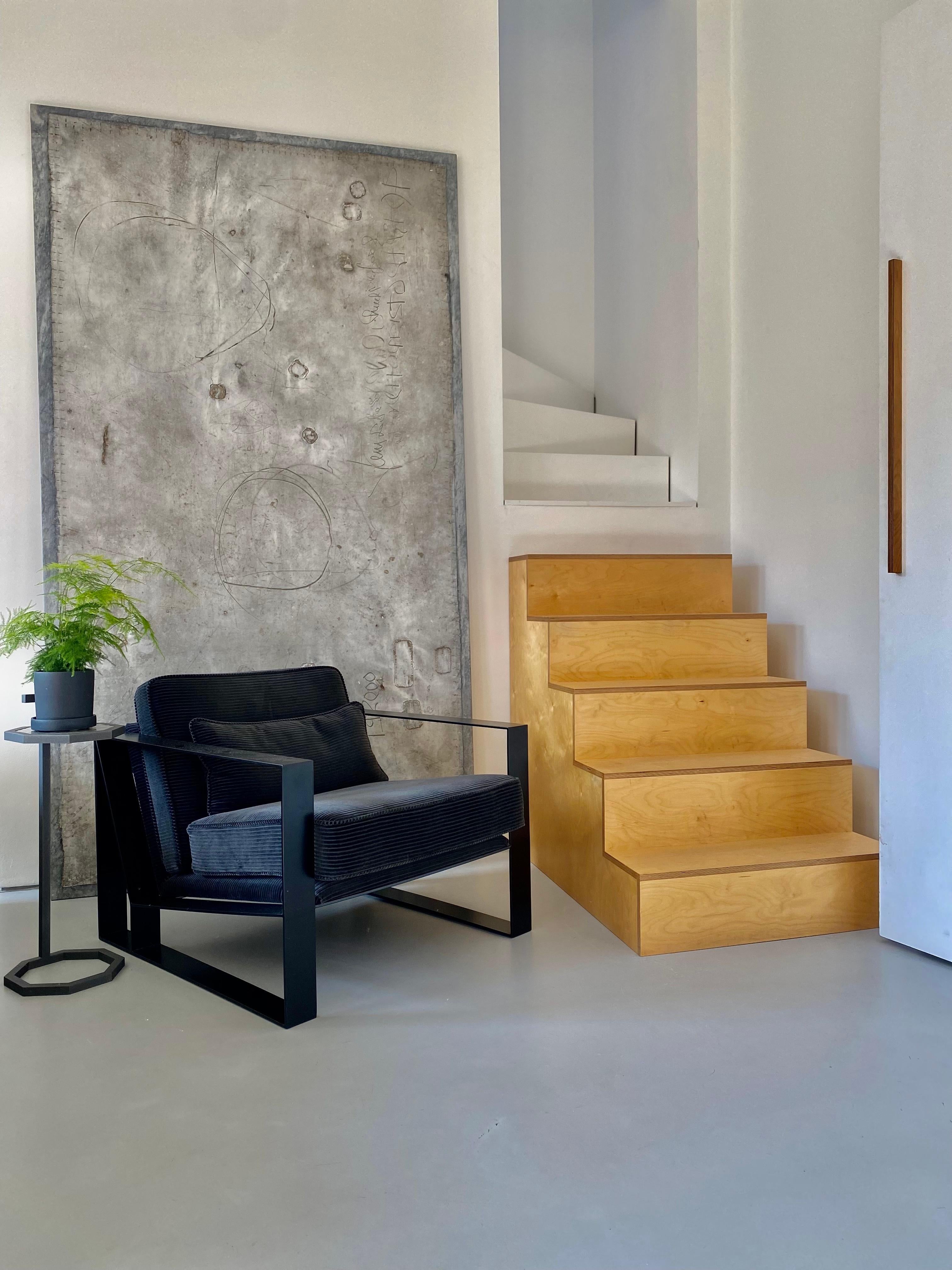 Sillón industrial Cronos I a medida en acero con revestimiento de polvo y pana. en Nuevo estado para la venta en London, GB