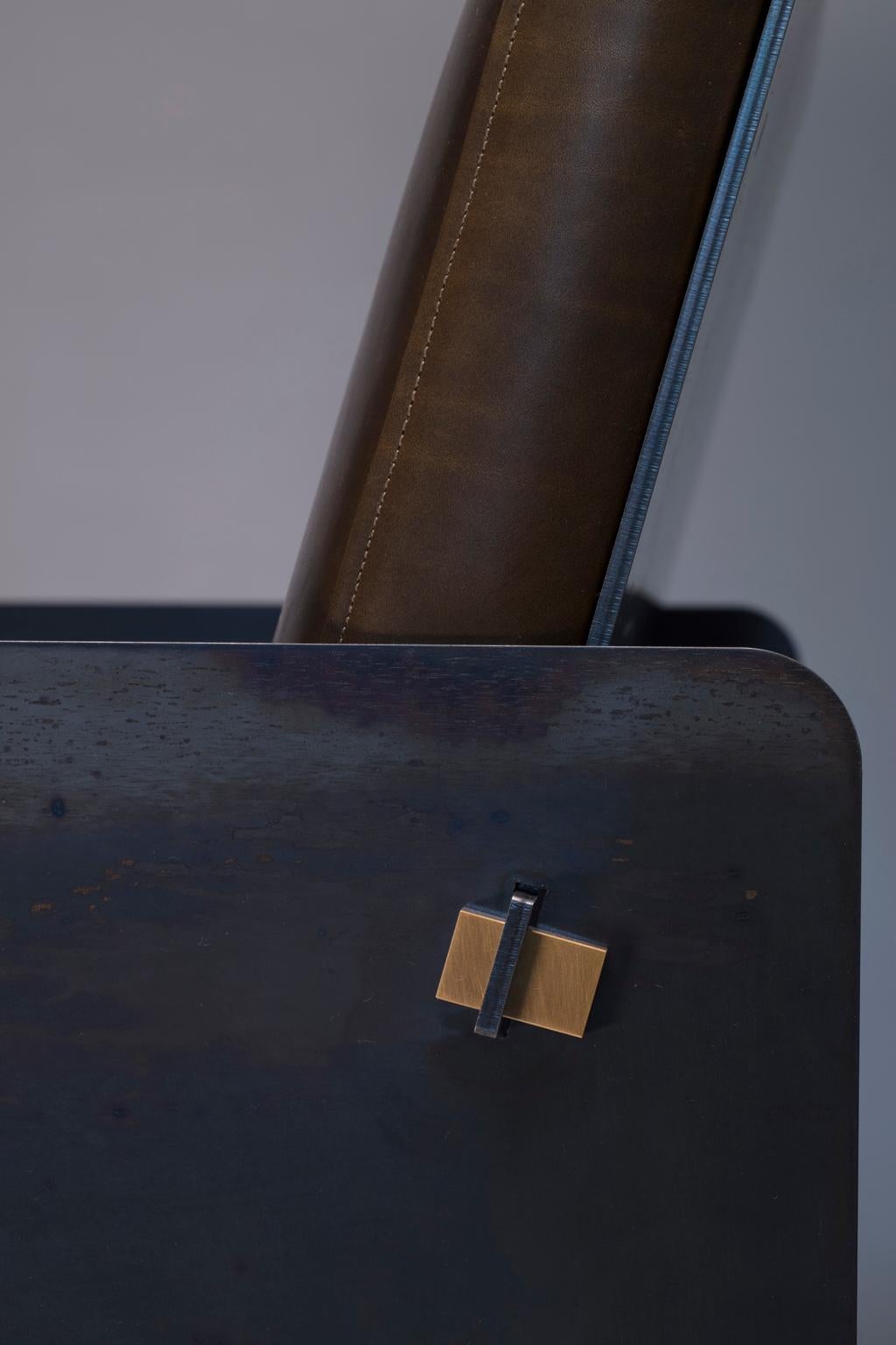 Postmoderne Fauteuil club moderne industriel en cuir vert et métal (MODÈLE D'AFFICHAGE) en vente