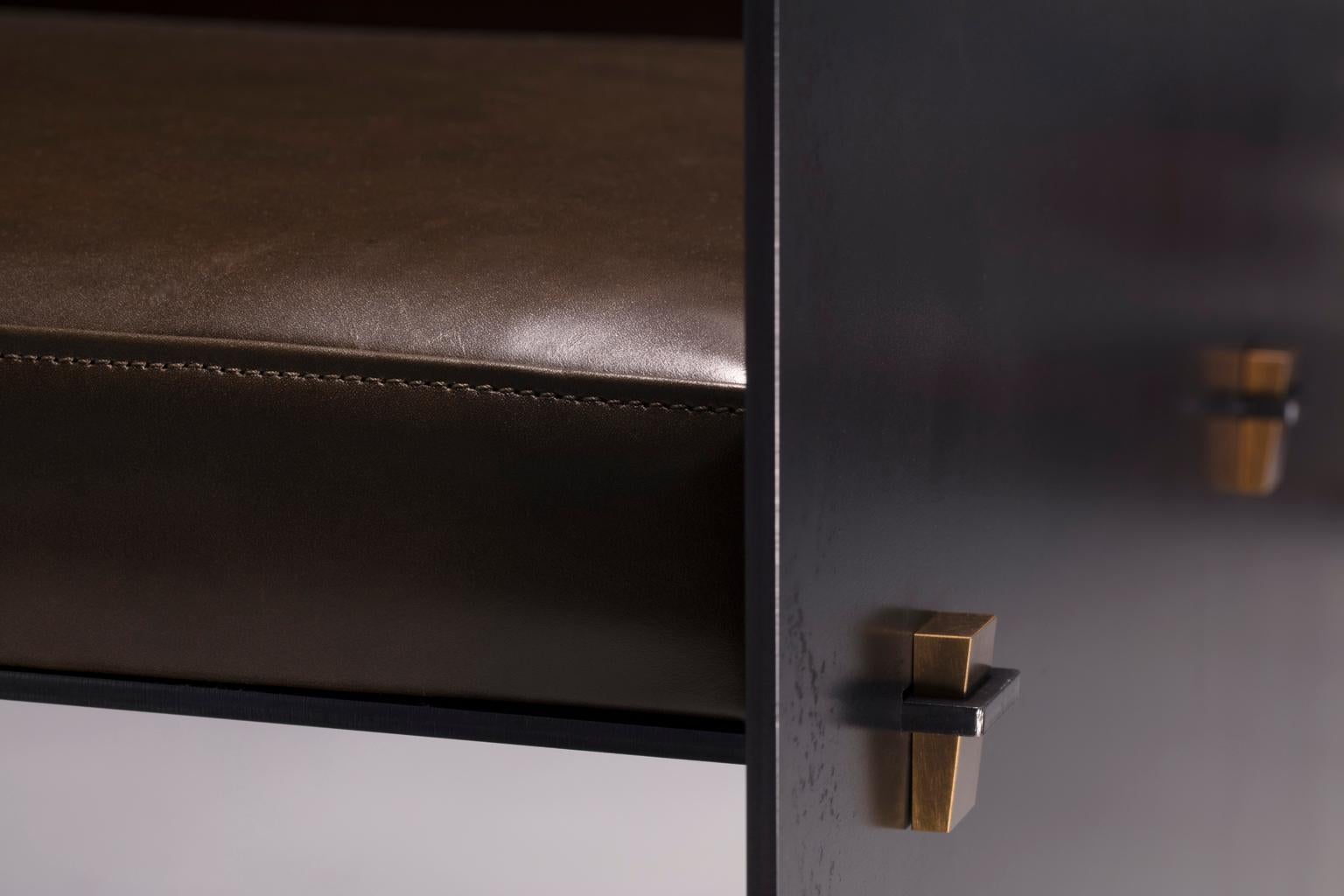 Américain Fauteuil club moderne industriel en cuir vert et métal (MODÈLE D'AFFICHAGE) en vente