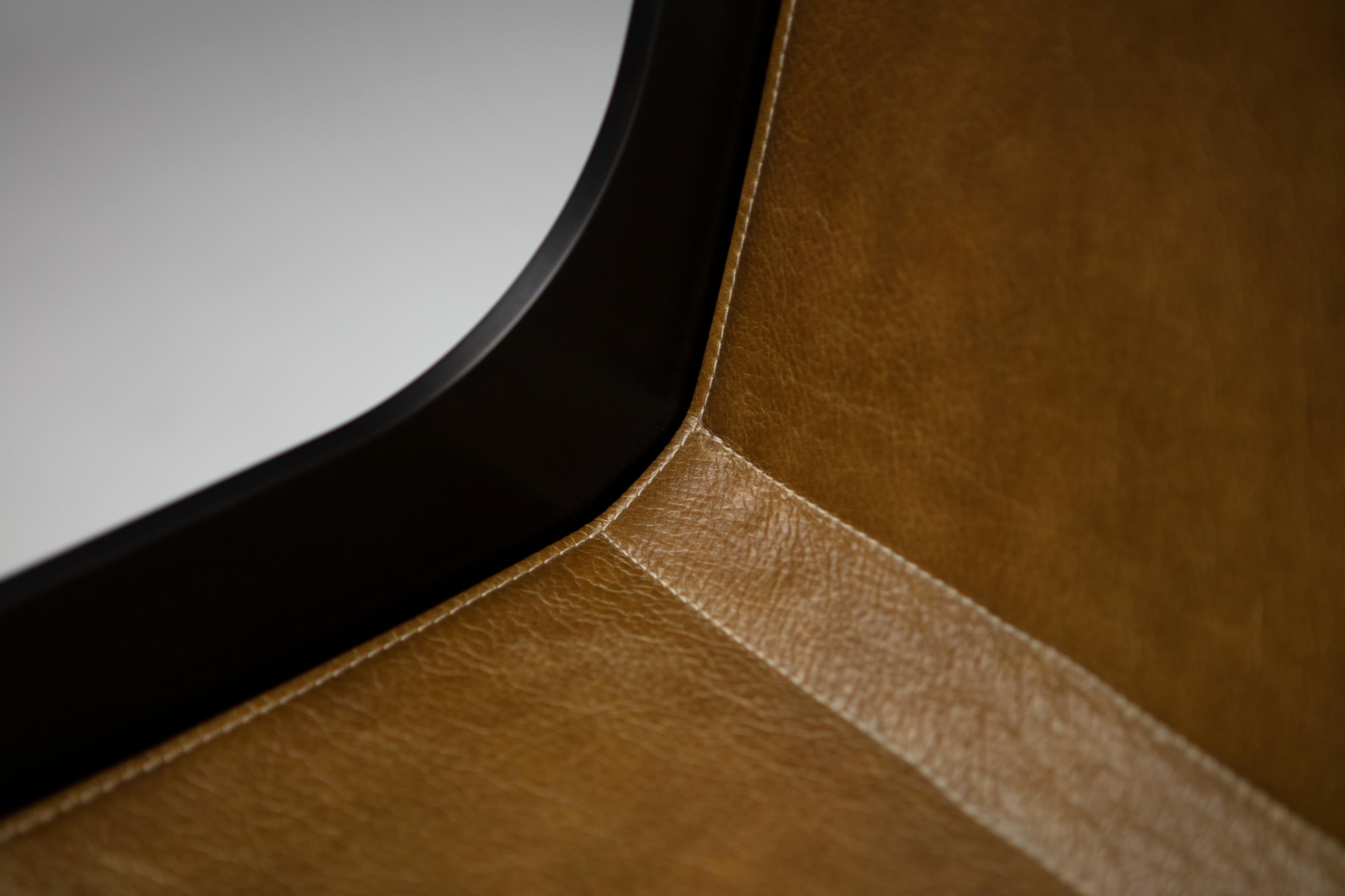 Chaise industrielle moderne et moderne en cuir vert métallique « H » « Wide » en vente 2