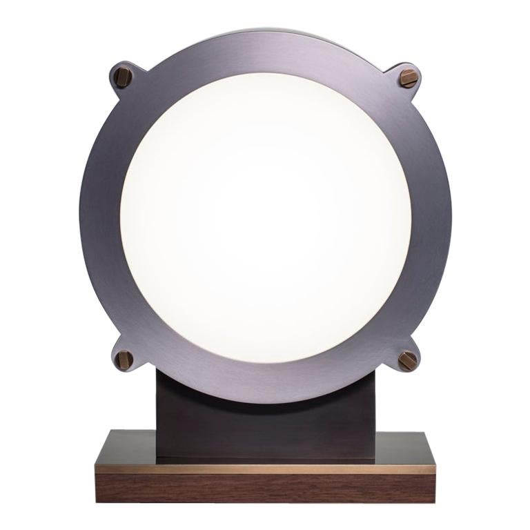 Collezione I: Serbatoio luminoso

Combinando acciaio rifinito a mano, alluminio brunito, ottone anticato e noce oliato, la luce del serbatoio è sostanziale, solida e raffinata.

Pensato come oggetto scultoreo, la sua luce soffusa e ambientale