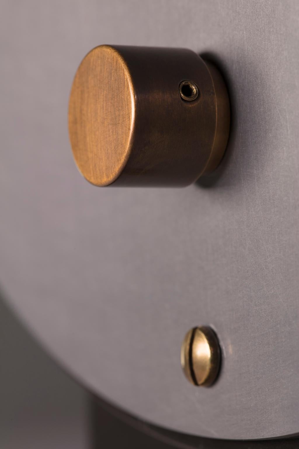 A olio Lampada da tavolo industriale moderna di grandi dimensioni in acciaio e alluminio, con ottone e W in vendita
