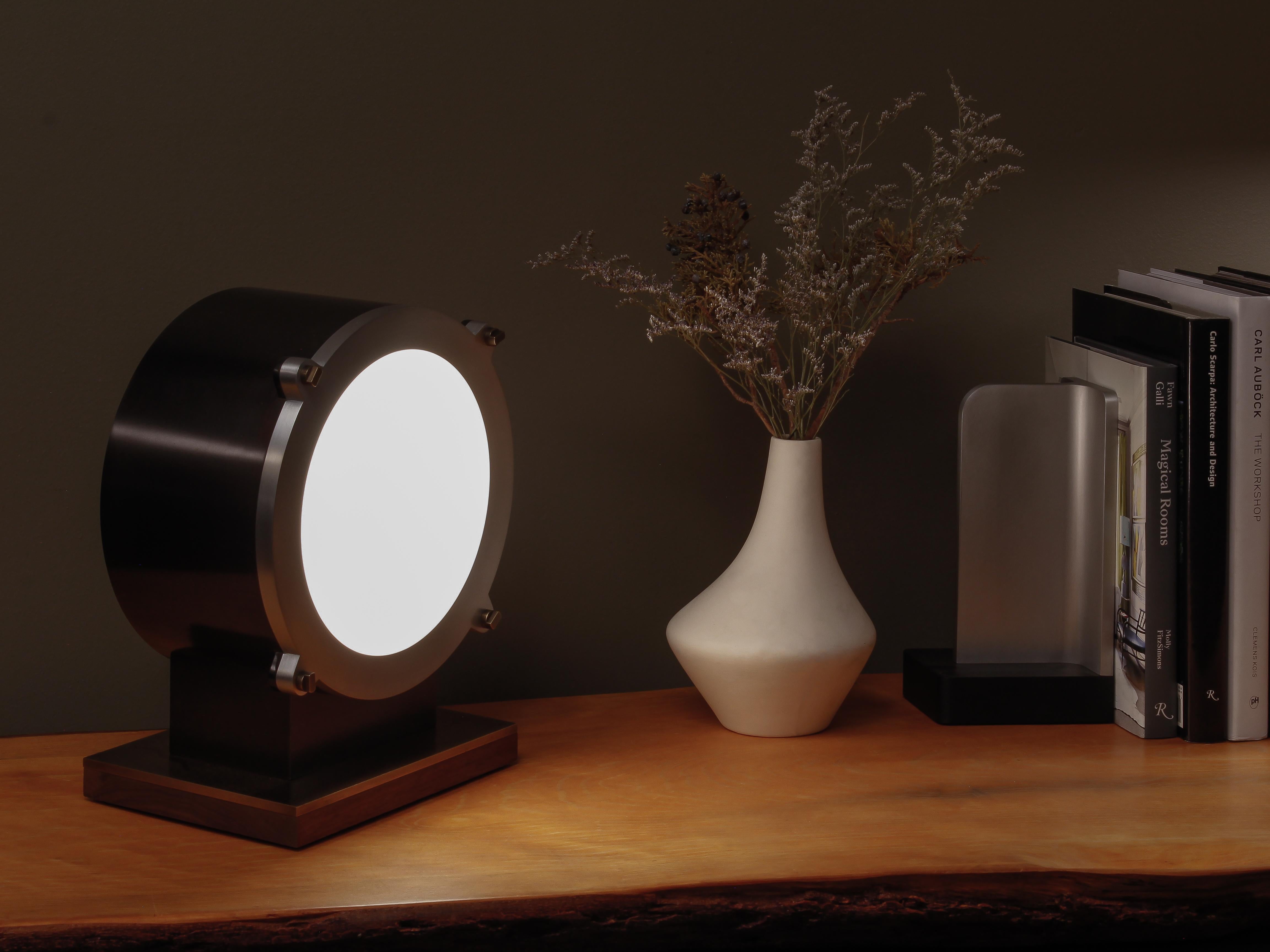 Lampada da tavolo industriale moderna di grandi dimensioni in acciaio e alluminio, con ottone e W In condizioni Nuovo in vendita a Treadwell, NY