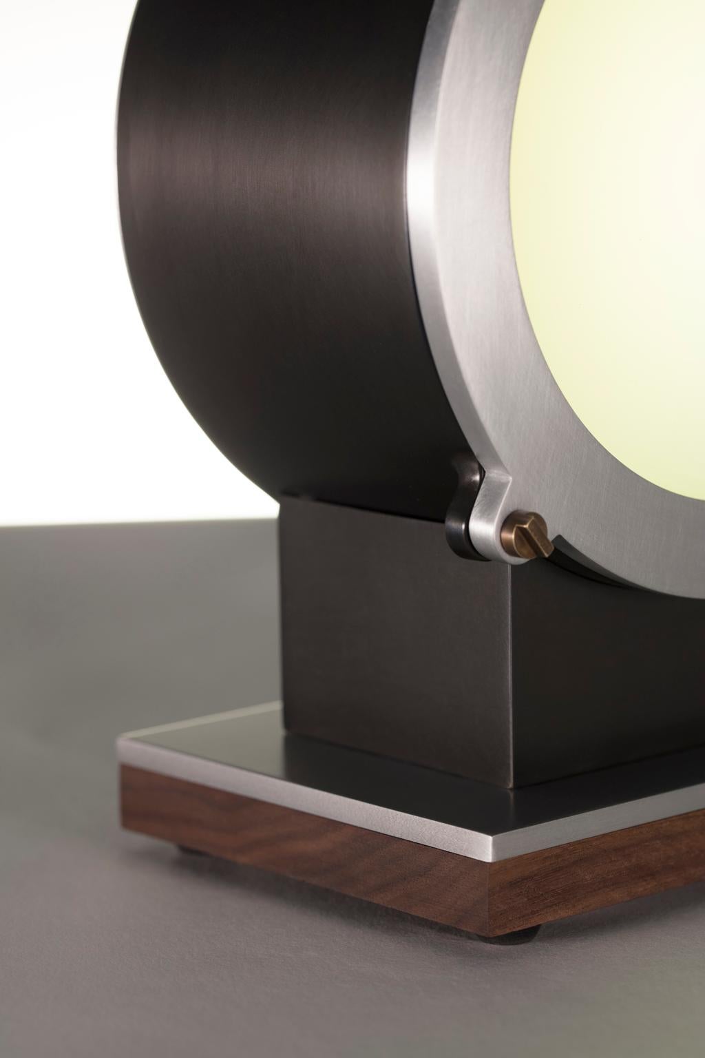 Postmoderne Petite lampe de bureau industrielle moderne à facettes rondes en acier et aluminium avec laiton et W en vente