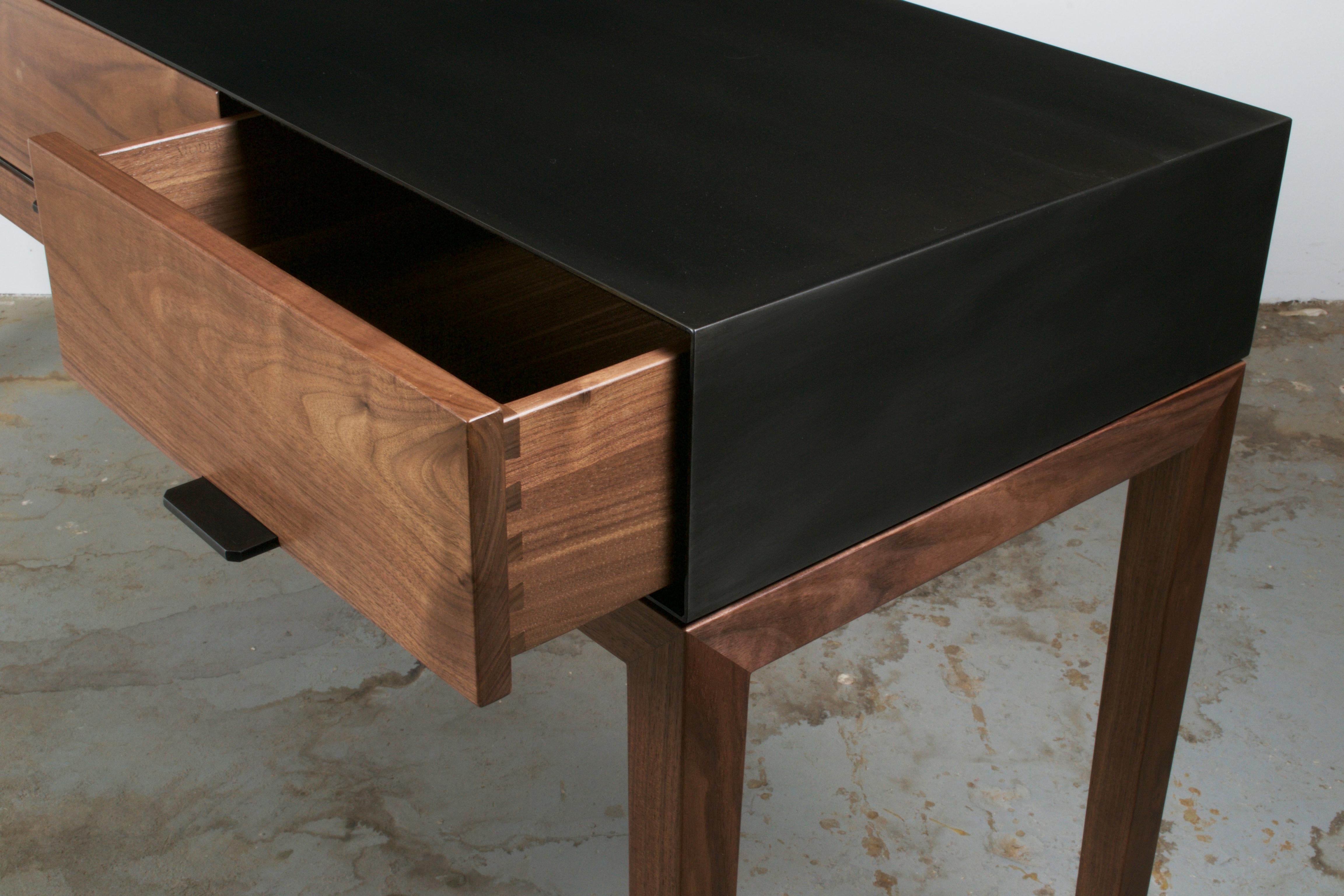 Modern Industry Taper Series Nachttisch aus Metall und Holz (Moderne) im Angebot