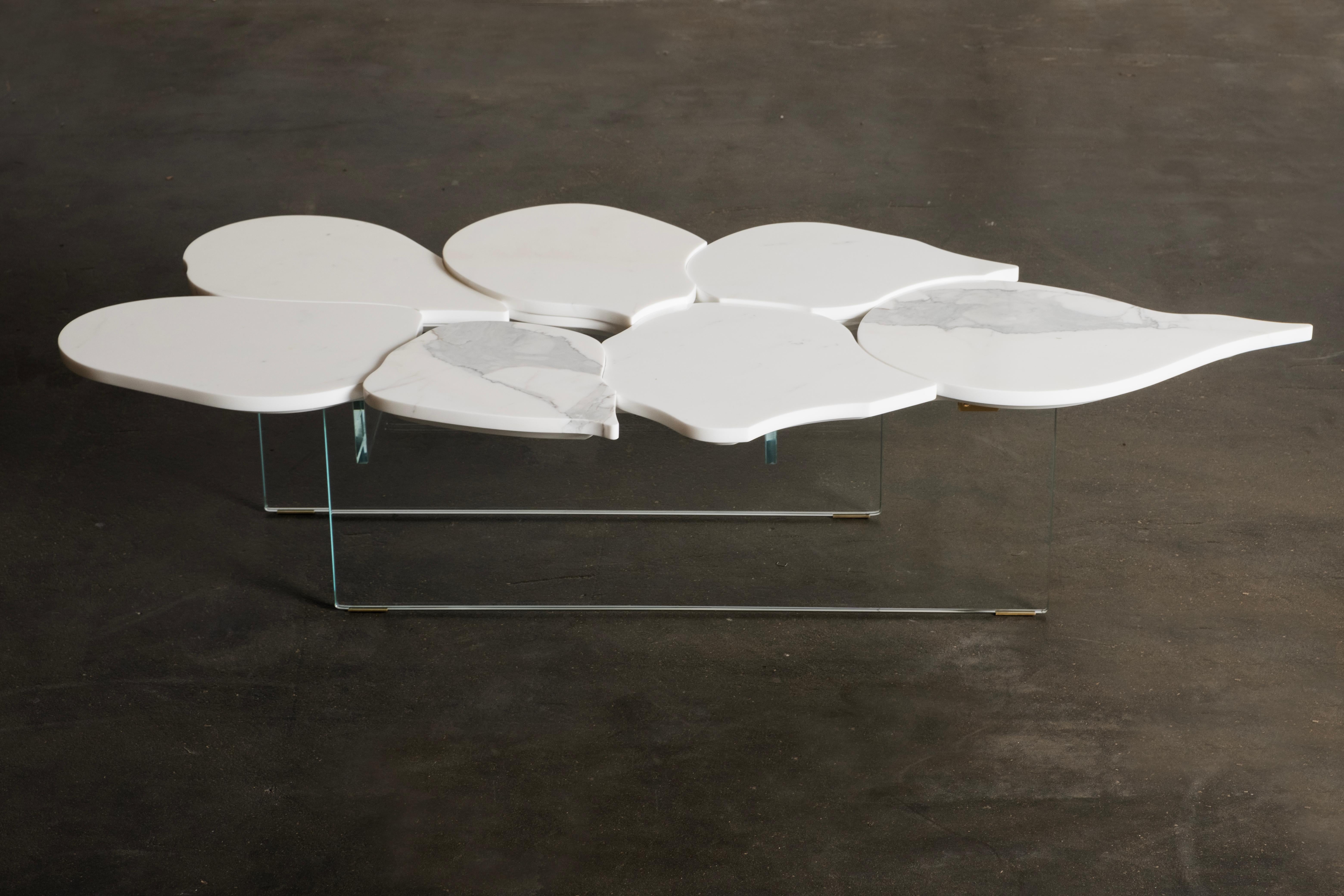 Mid-Century Modern Infinity Coffee Table, Collection S, Handcrafted in Portugal - Europe by Greenapple.

La table basse en marbre Infinity capture le passage du temps dans un regard infini. Doté d'un plateau en forme de pétale en marbre Statuaire,