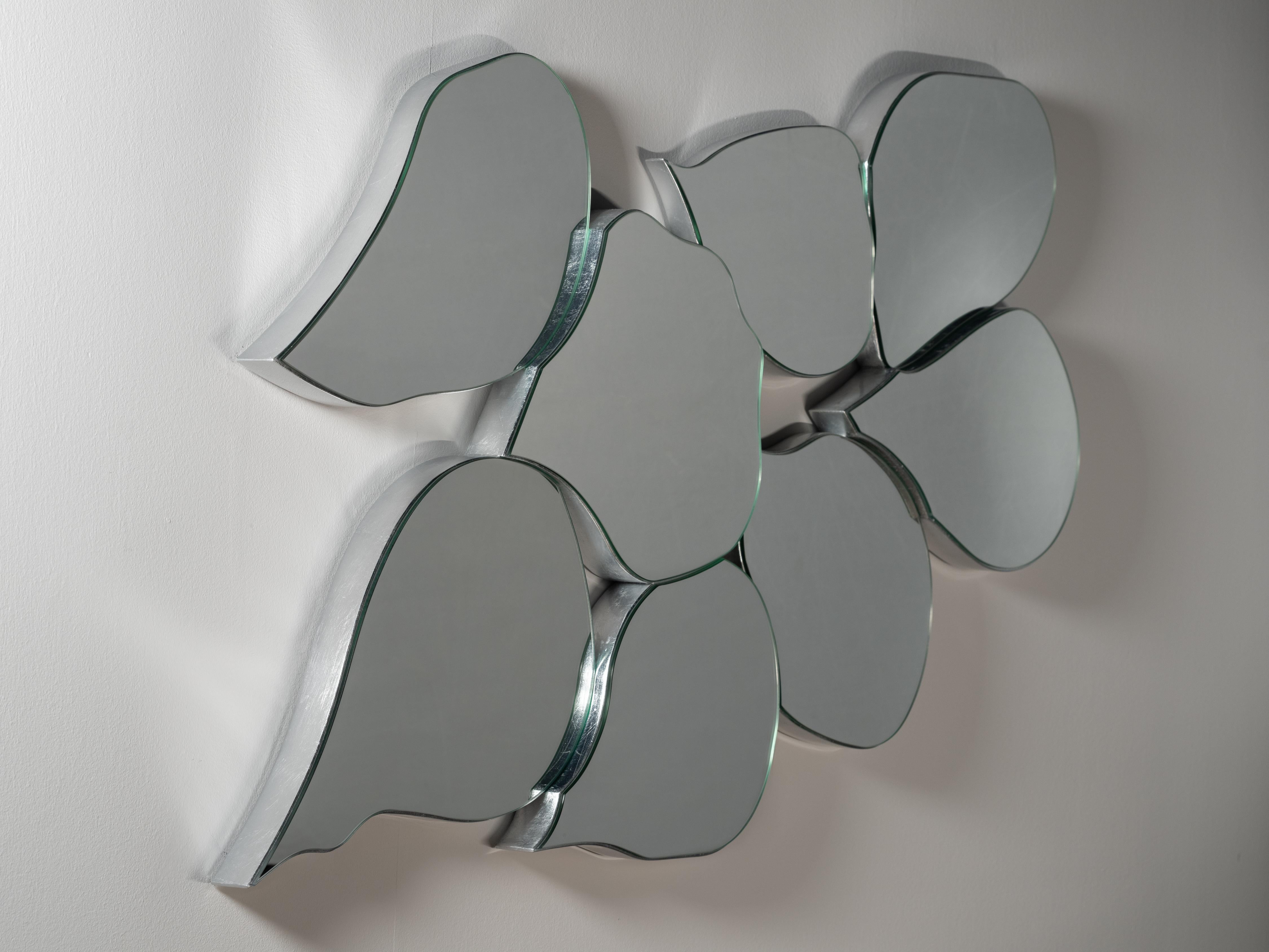 Infinity Wall Mirrors, Collection Collective, fait à la main au Portugal - Europe by GF Modern.

Le miroir mural Infinity reflète le passage du temps dans un regard infini, captivant l'attention à chaque rencontre. Avec son design en forme de pétale
