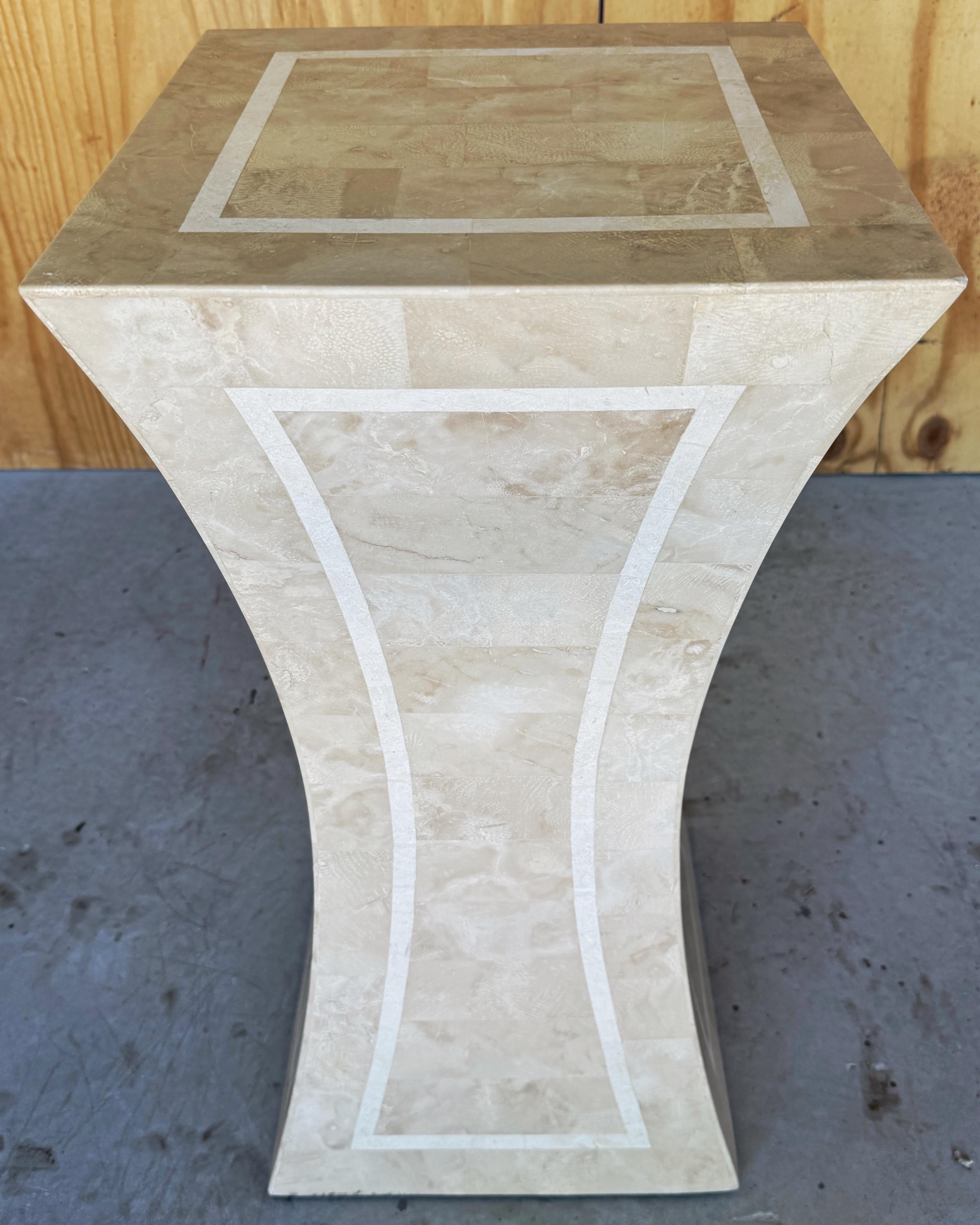 Pedestal escultórico moderno de travertino teselado con incrustaciones atribuido a Maitland Smith 

Este diseño elegante y contemporáneo mide 29 pulgadas de alto y tiene una encimera cuadrada de 14,25 pulgadas con incrustaciones de travertino