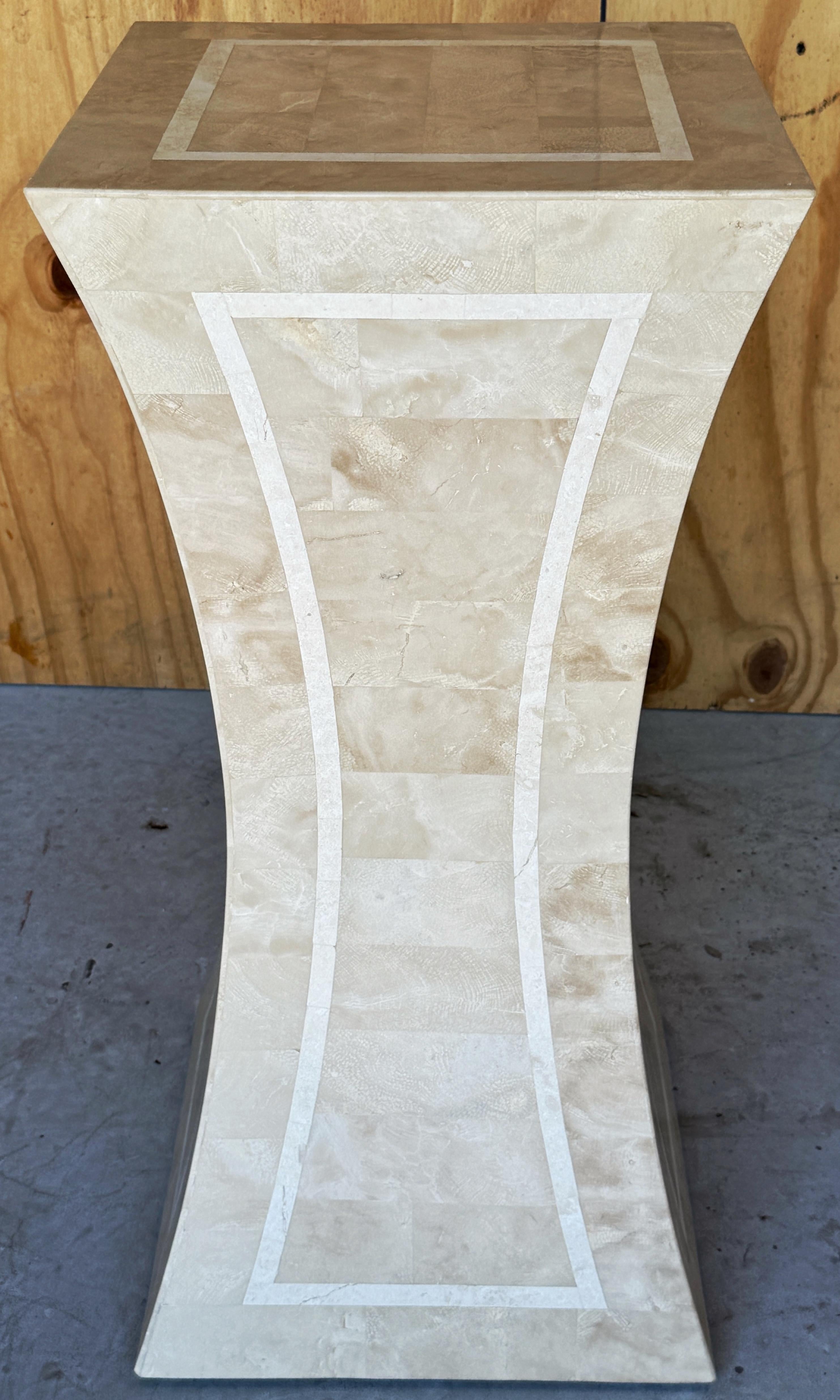 Pedestal escultórico moderno de travertino teselado con incrustaciones, atrib. Maitland Smith Moderno en venta