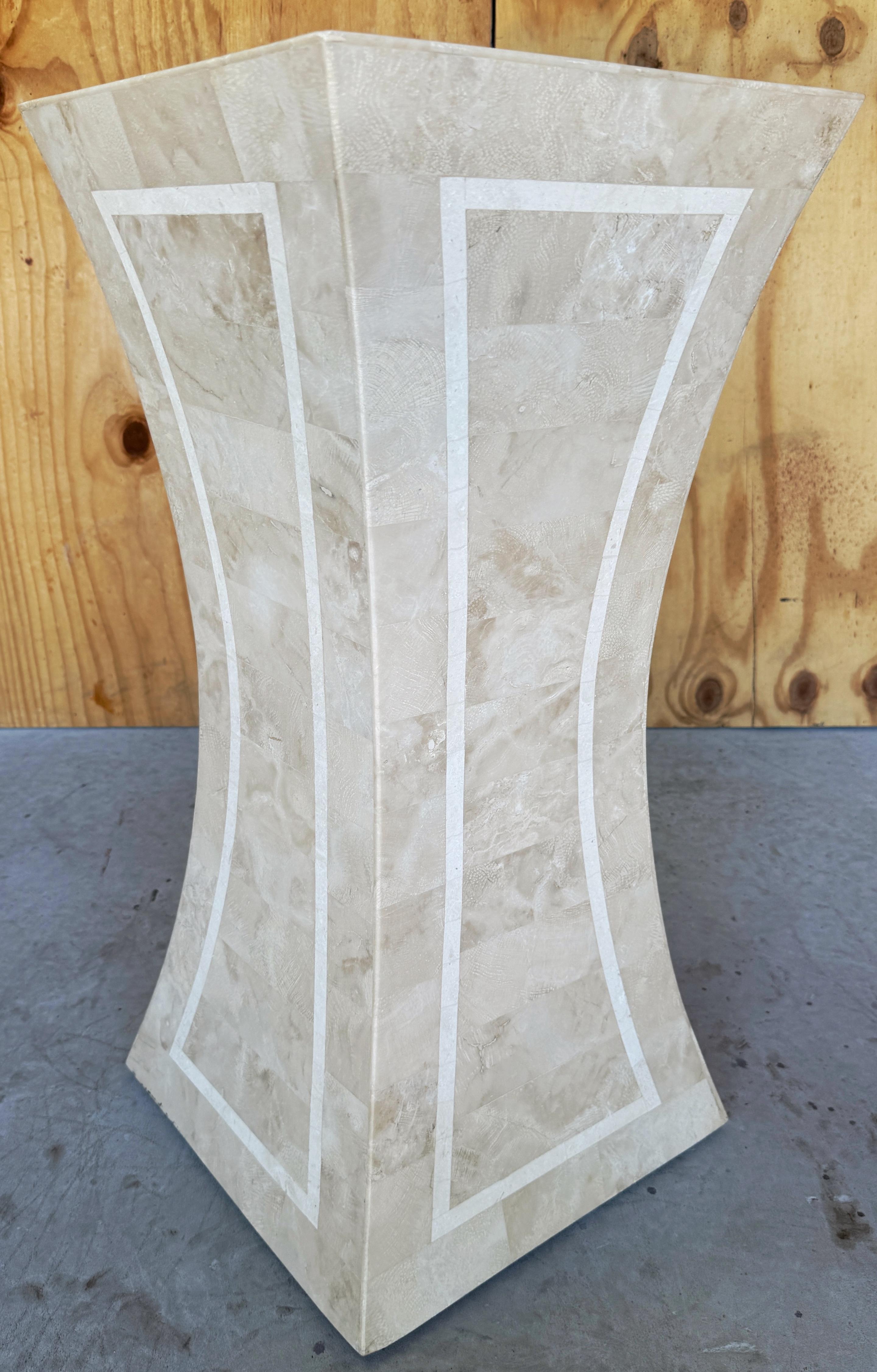 Pedestal escultórico moderno de travertino teselado con incrustaciones, atrib. Maitland Smith Incrustación en venta