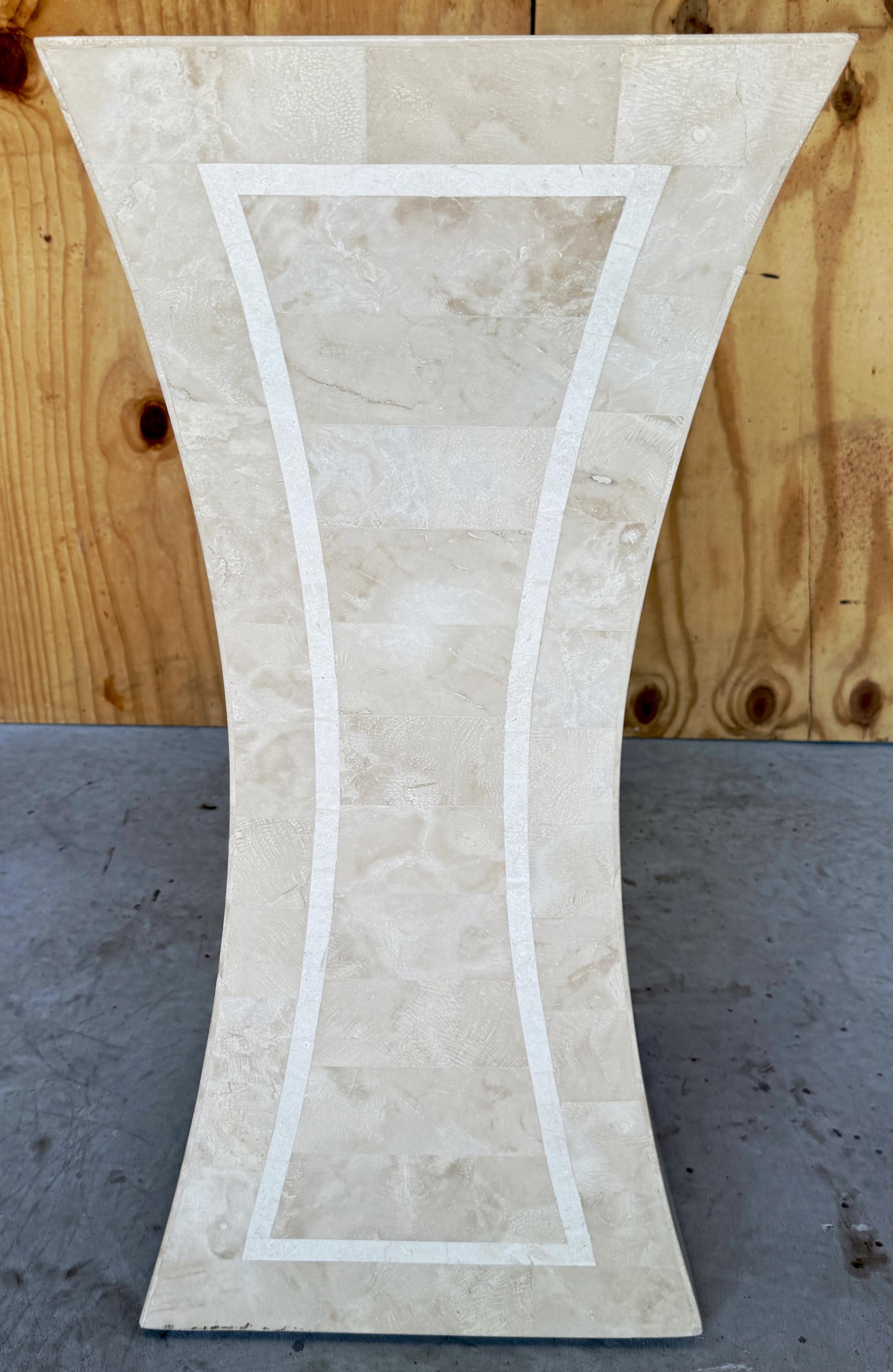 Pedestal escultórico moderno de travertino teselado con incrustaciones, atrib. Maitland Smith en Bueno estado para la venta en West Palm Beach, FL