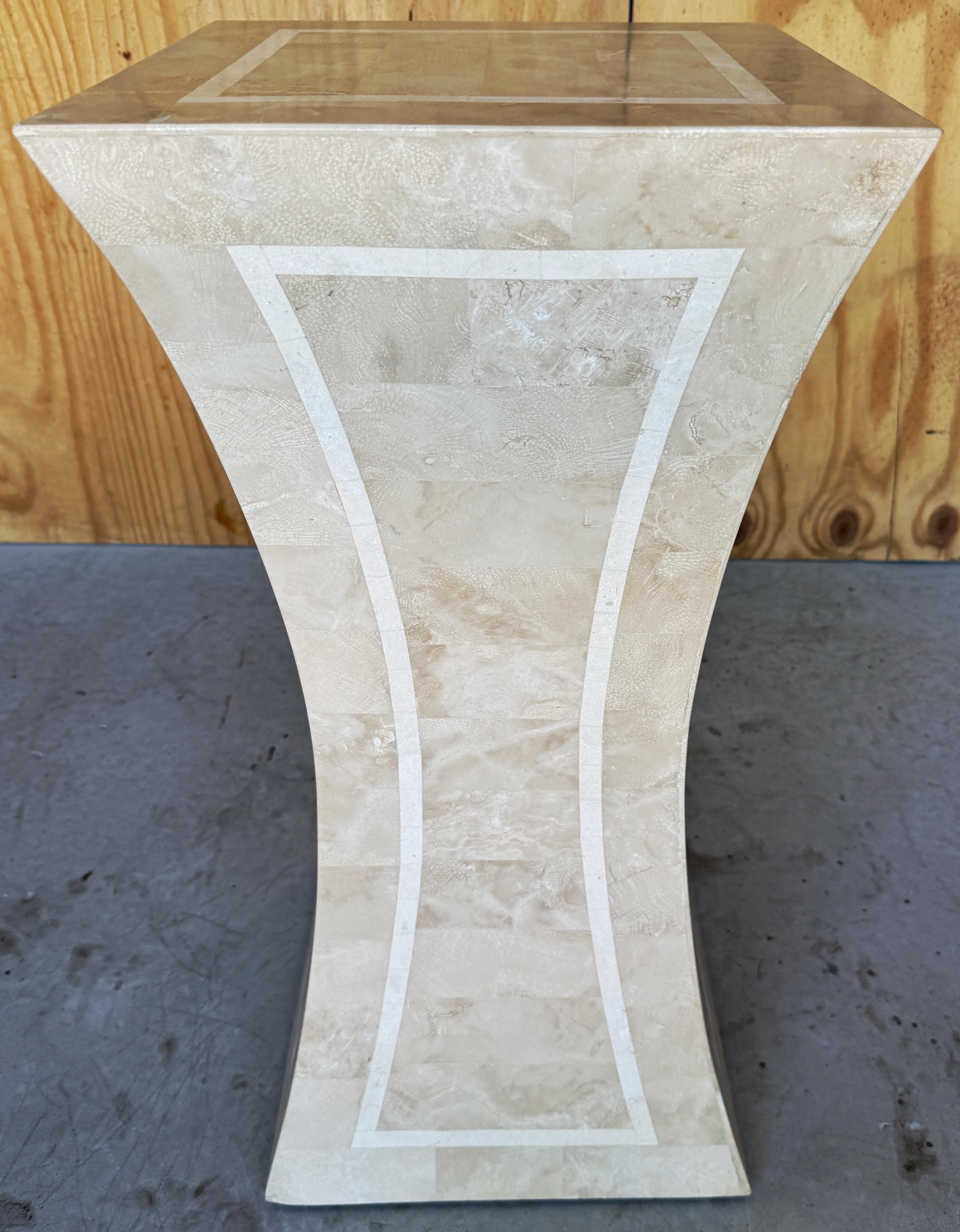 Pedestal escultórico moderno de travertino teselado con incrustaciones, atrib. Maitland Smith siglo XX en venta