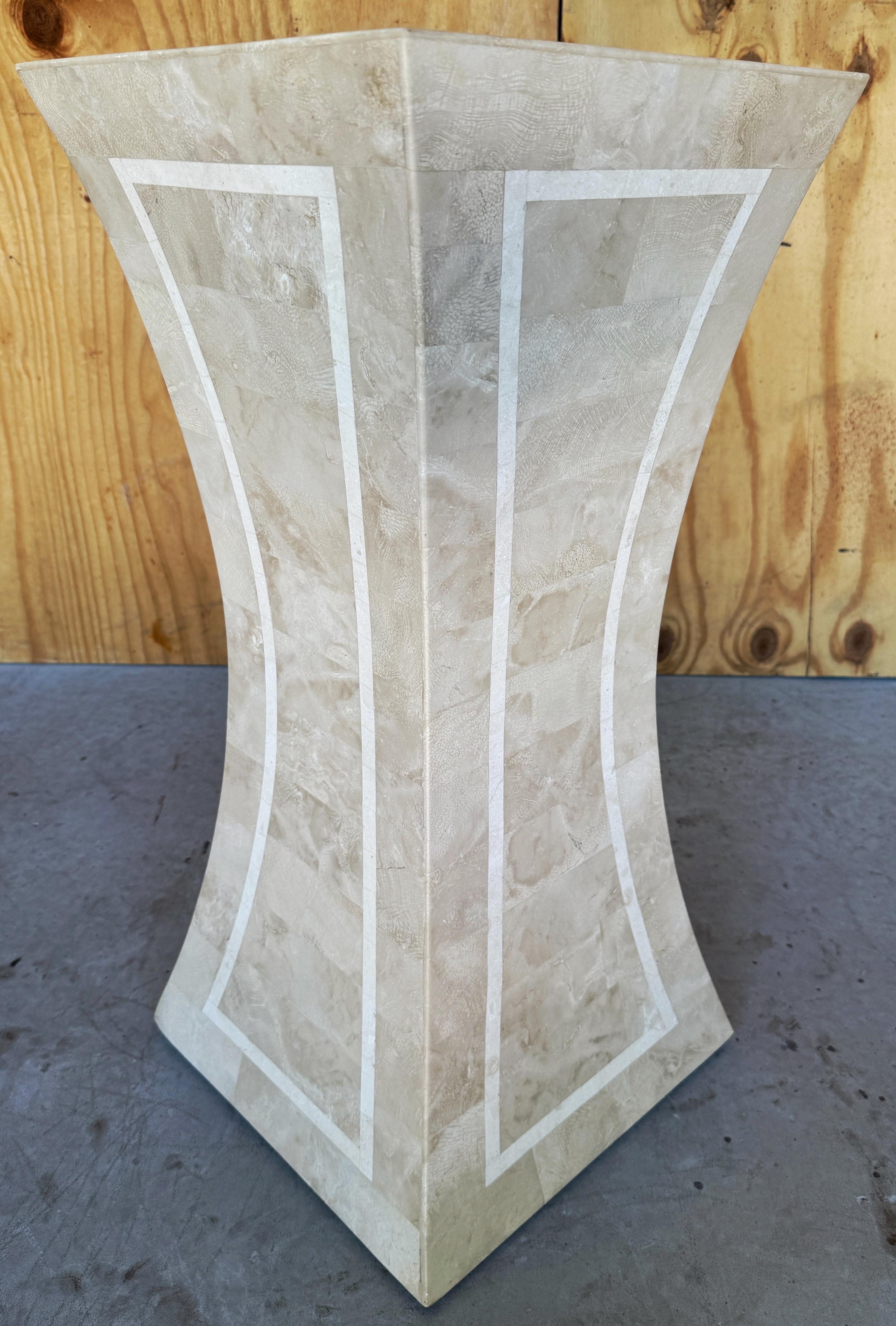 Pedestal escultórico moderno de travertino teselado con incrustaciones, atrib. Maitland Smith Piedra en venta