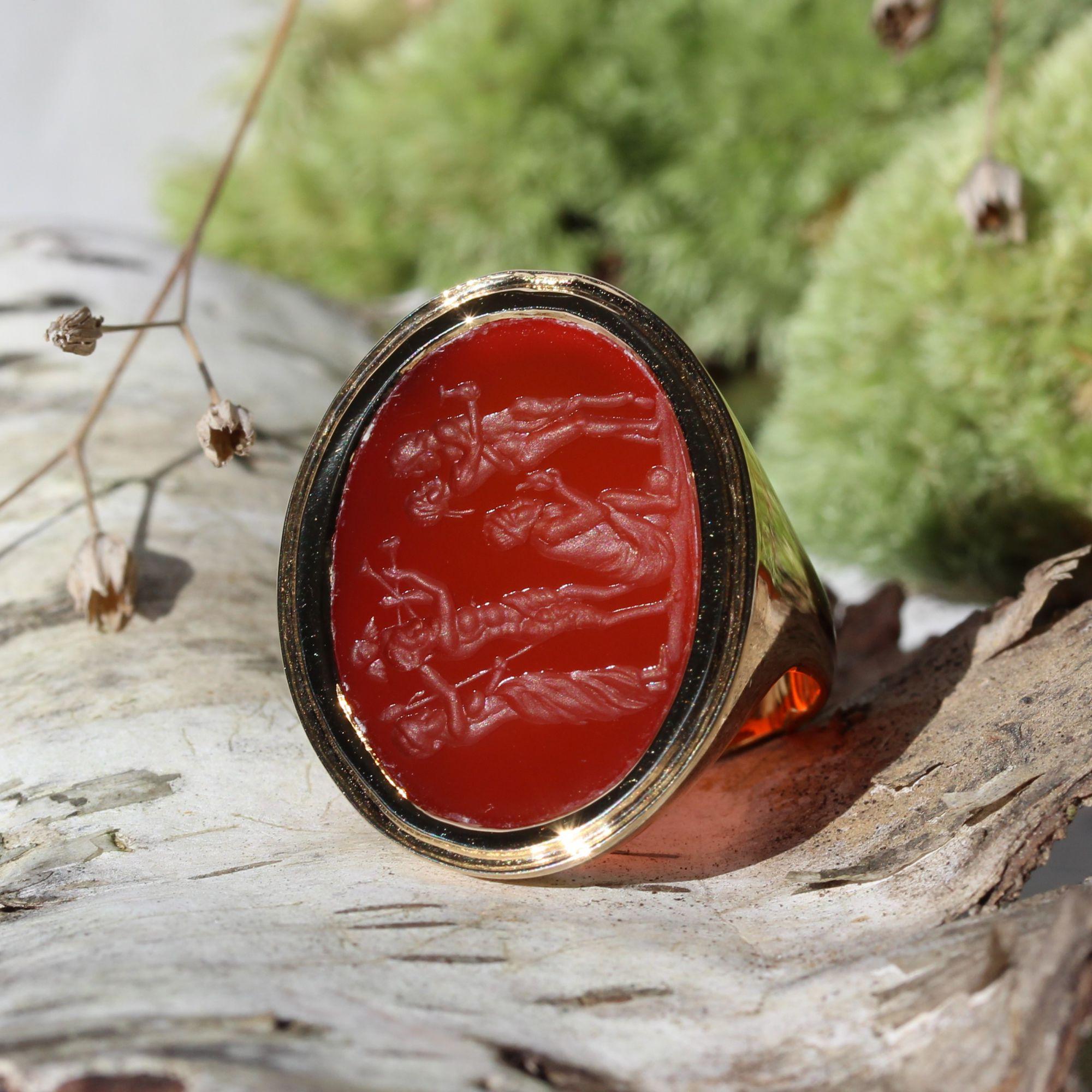 Modern Intaglio on Carnelian 18 Karat Yellow Gold Ring For Sale 7