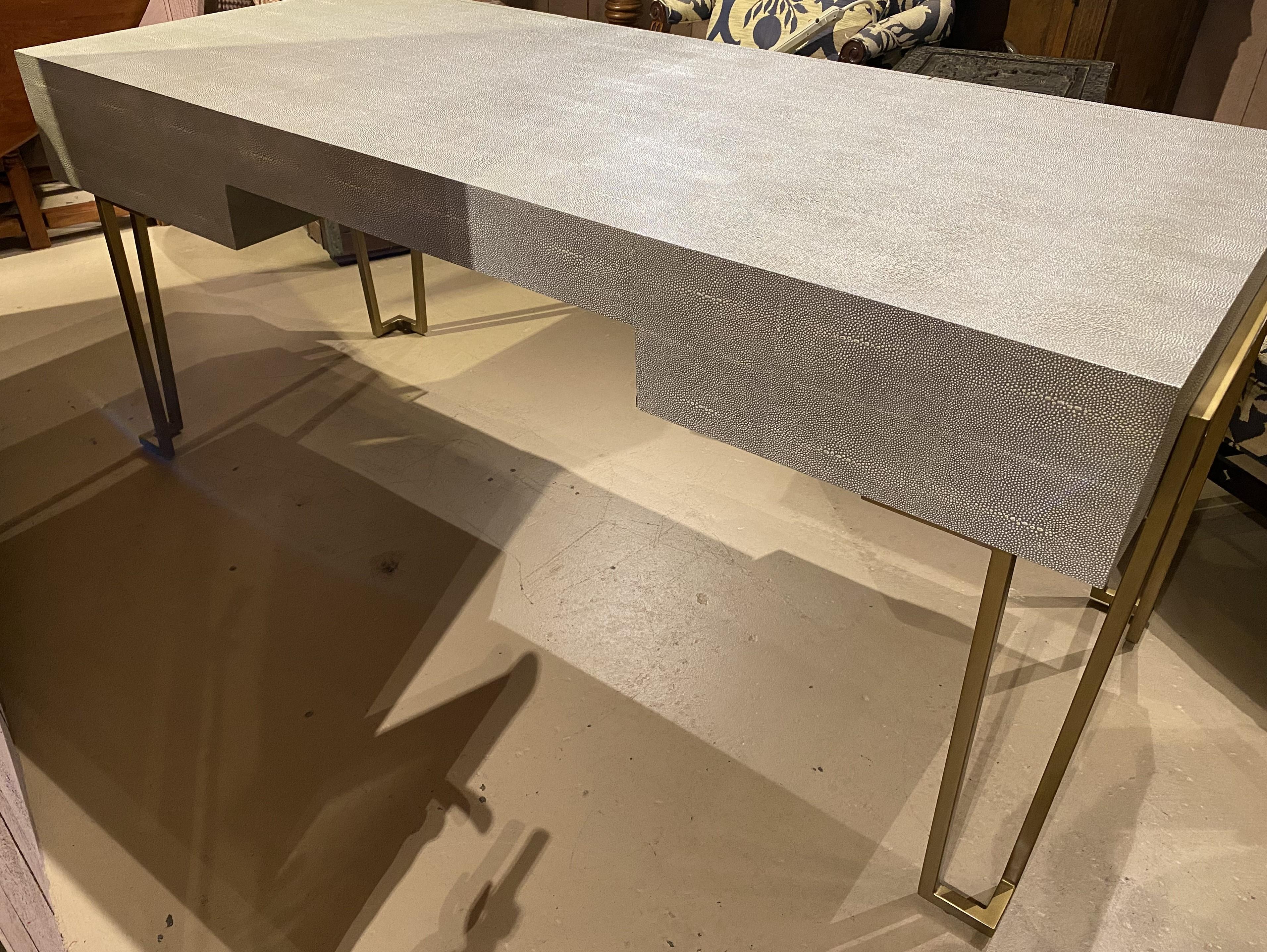 Modern Interlude Morand Grand Desk In Sorrel Gray Faux Shagreen For Sale 4