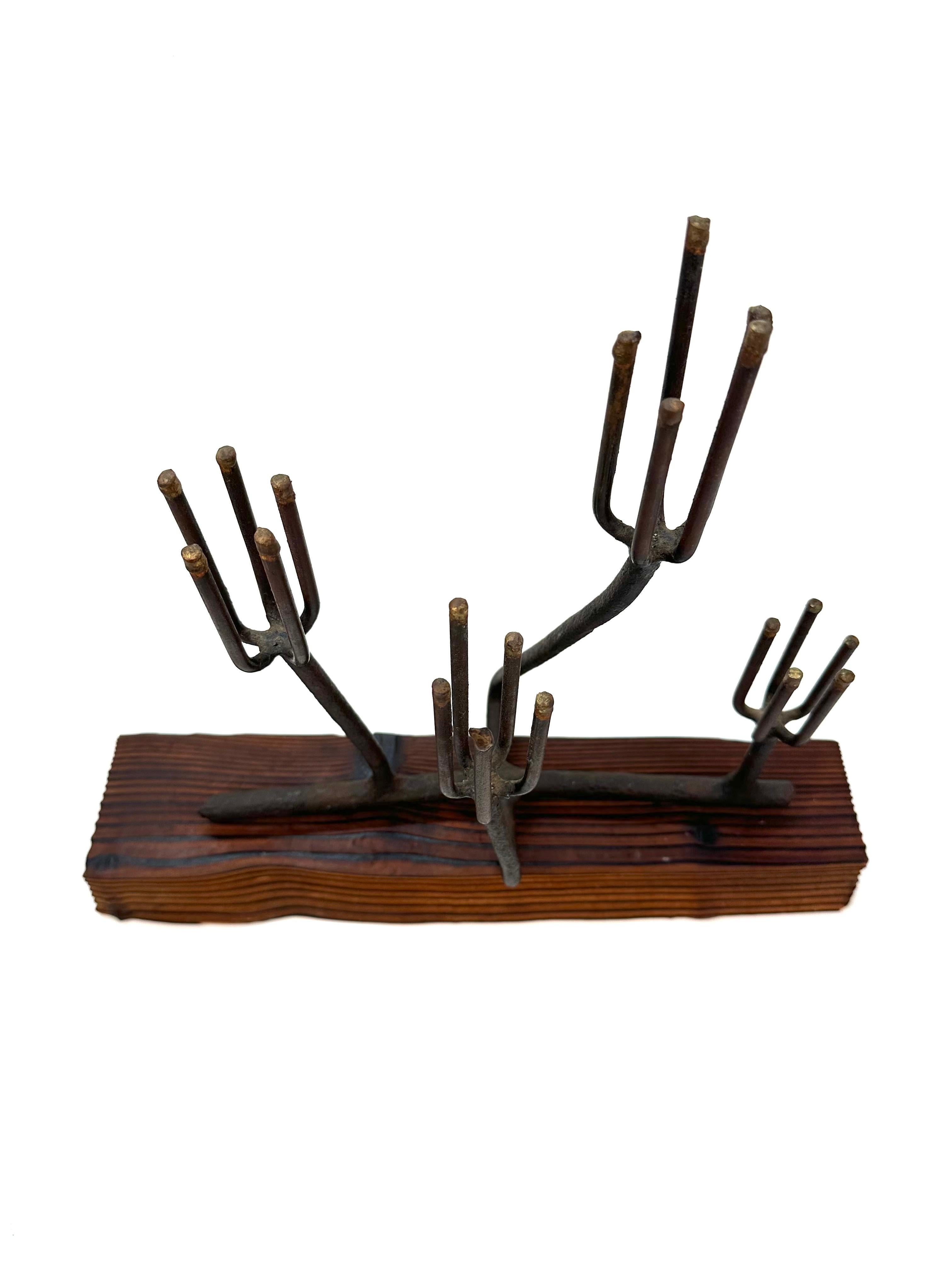 Moderne Eisen-Kactus-Skulptur aus Eisen mit Sockel aus Rotholz (Moderne der Mitte des Jahrhunderts) im Angebot