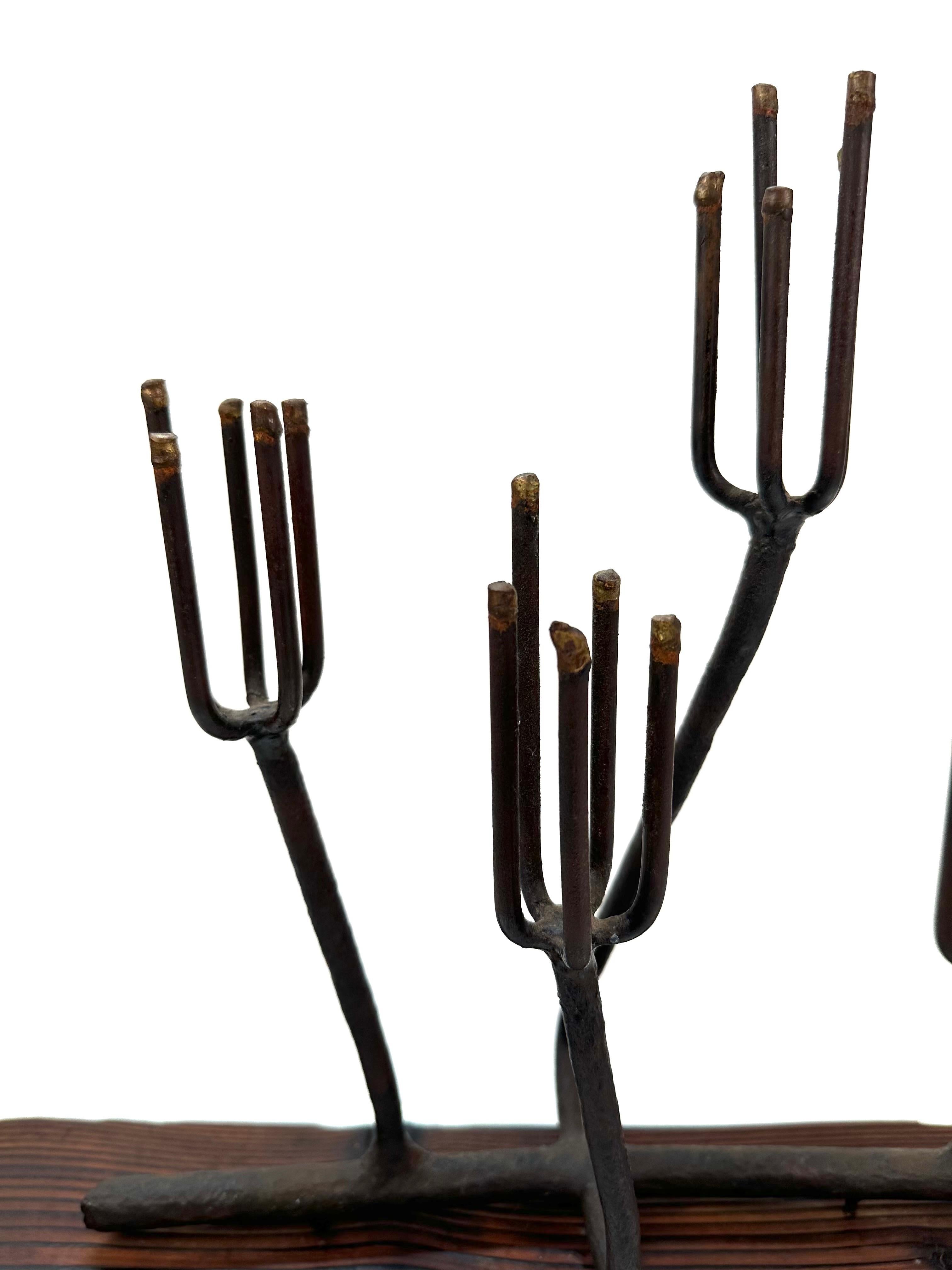 Moderne Eisen-Kactus-Skulptur aus Eisen mit Sockel aus Rotholz (Geschweißt) im Angebot