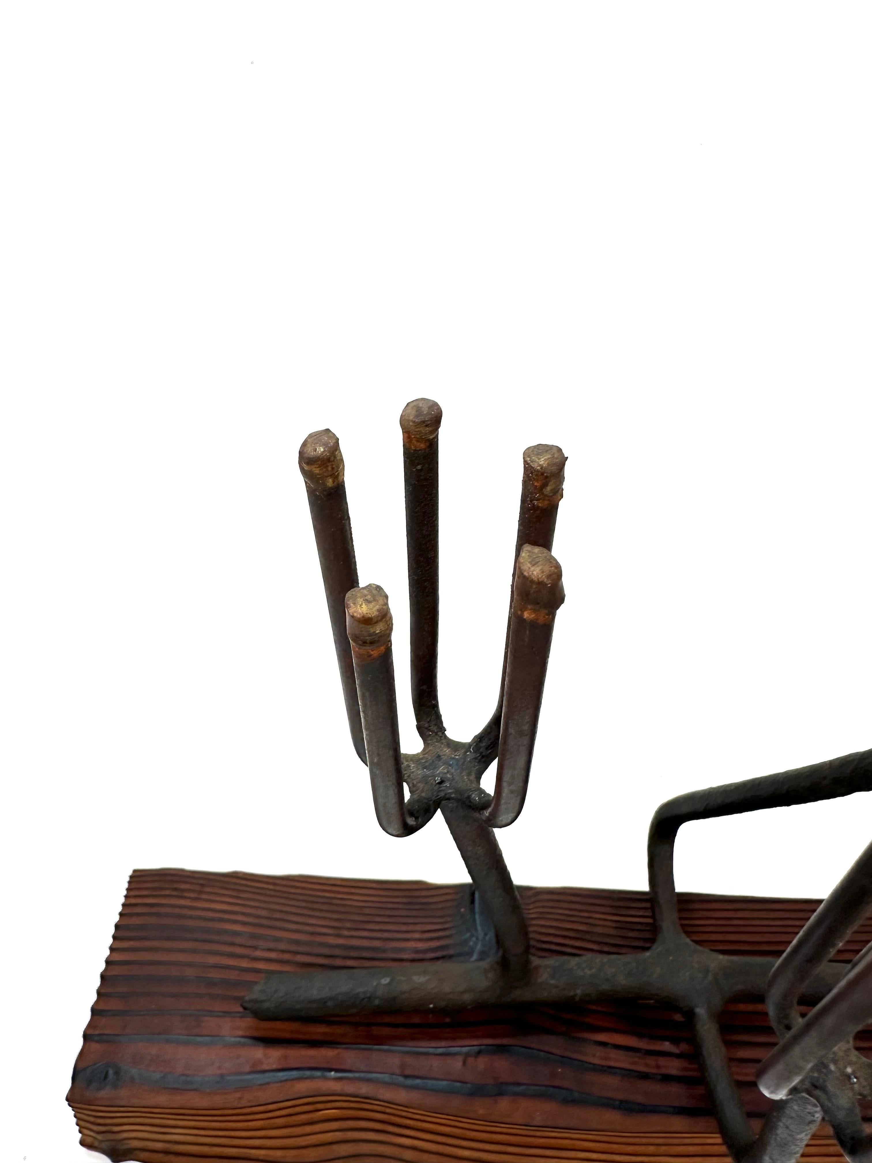 Moderne Eisen-Kactus-Skulptur aus Eisen mit Sockel aus Rotholz im Zustand „Gut“ im Angebot in Southampton, NJ