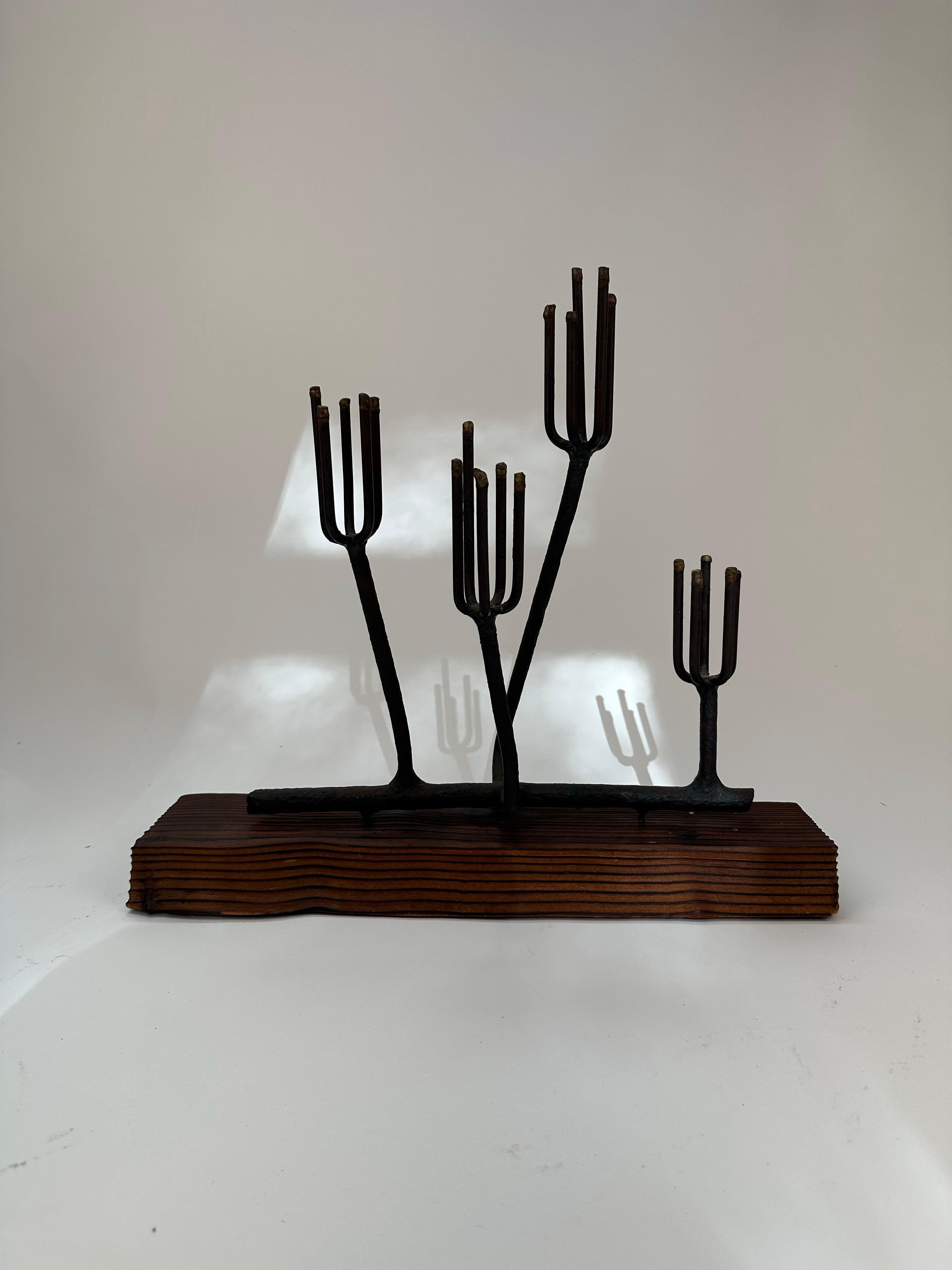 Moderne Eisen-Kactus-Skulptur aus Eisen mit Sockel aus Rotholz (20. Jahrhundert) im Angebot