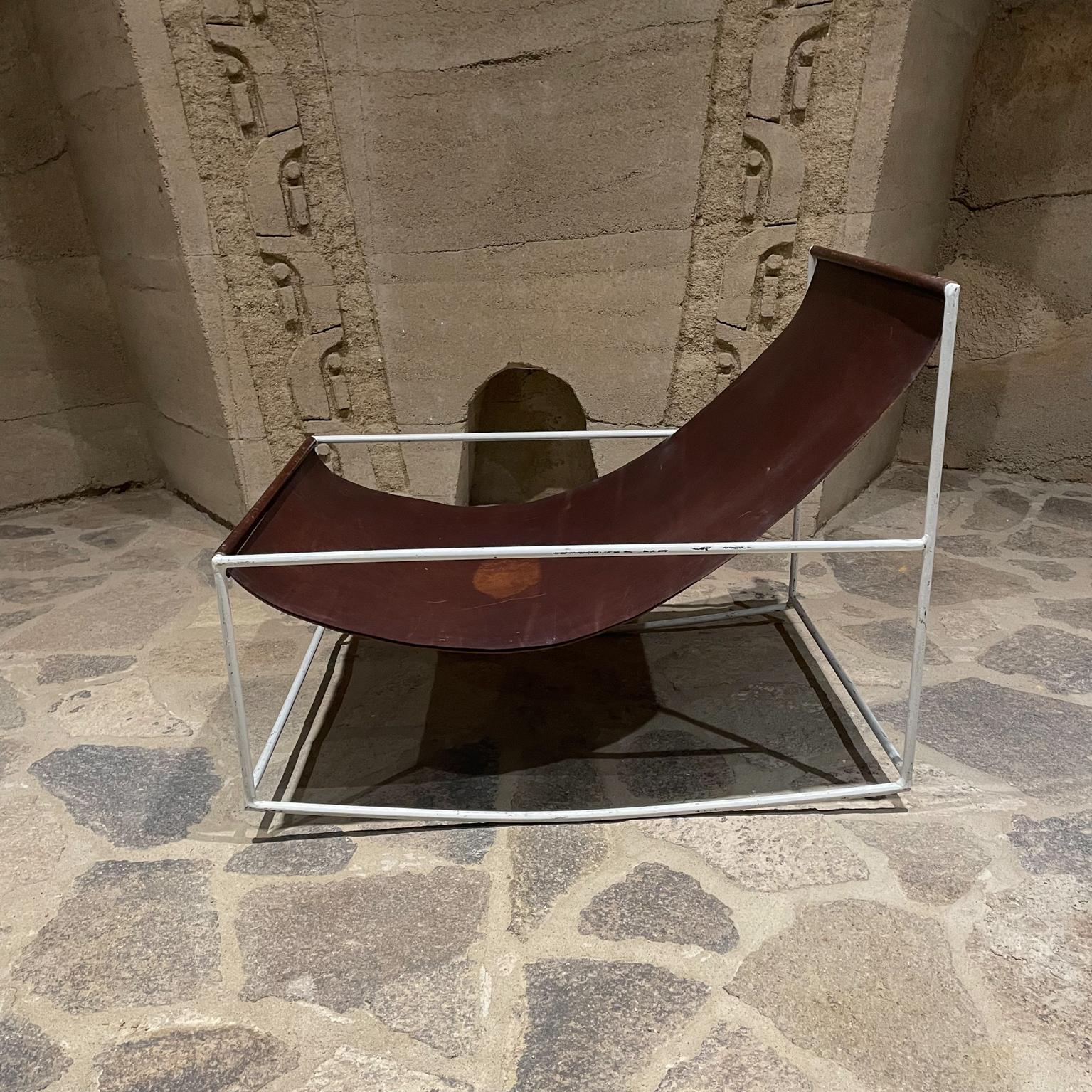 Chaise à bascule
Fauteuil à bascule moderne à bascule en cuir avec cadre en fer
Mesures : 64,7 cm de haut x 61 cm de large x 86 cm de profondeur Hauteur du siège : 38,1 cm, 24,1 à la hauteur la plus basse
Attribué au style de design belge de