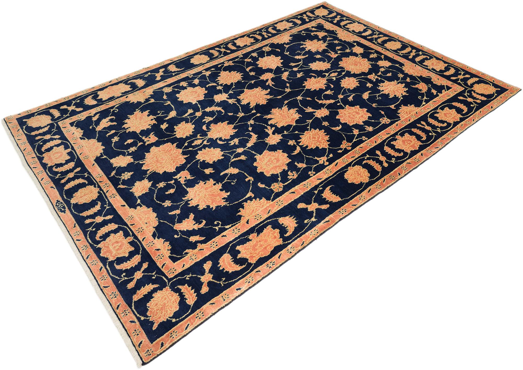 Handgeknüpfter moderner Isfahan-Teppich, gewebt im Iran mit feiner Handwerkskunst.

Ein klassisches florales Allover-Muster mit verschlungenen Ranken und stilisierten Palmetten. Das satte marineblaue Feld bildet einen schönen Kontrast zu den