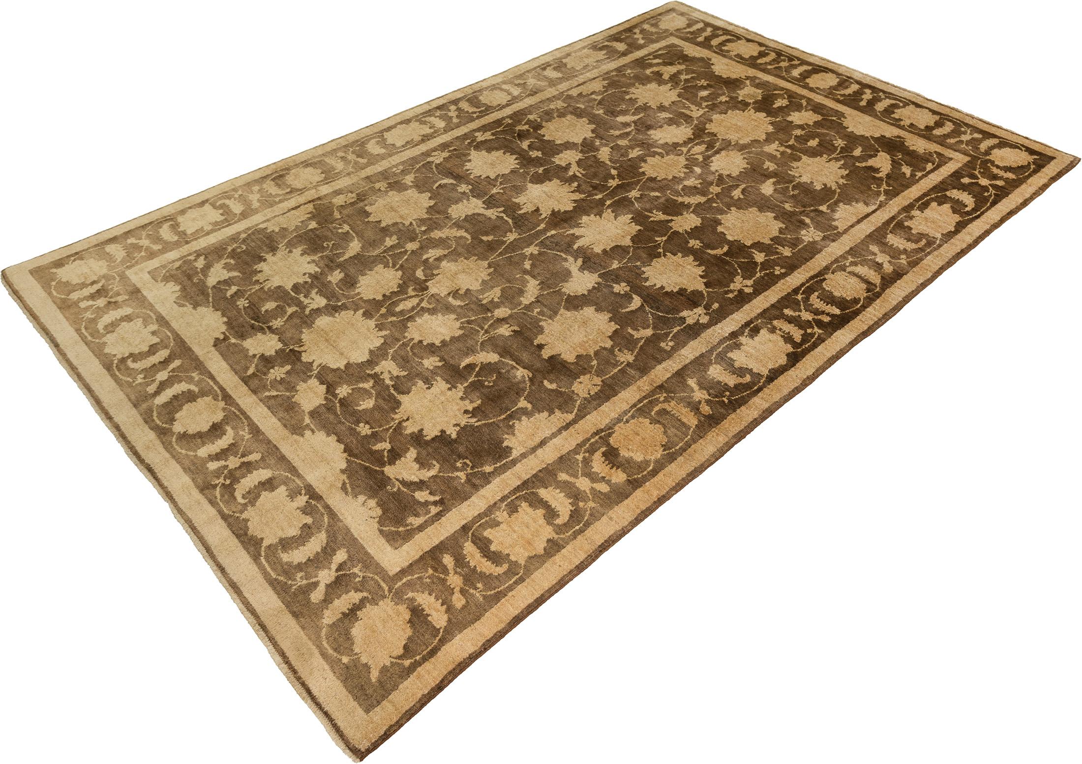 Handgeknüpfter moderner Isfahan-Teppich, der im Iran mit traditionellen Webtechniken hergestellt wird.

Klassisches florales Allover-Muster mit stilisierten Palmetten und Ranken auf einem warmen braunen Feld, eingerahmt von einer beigen