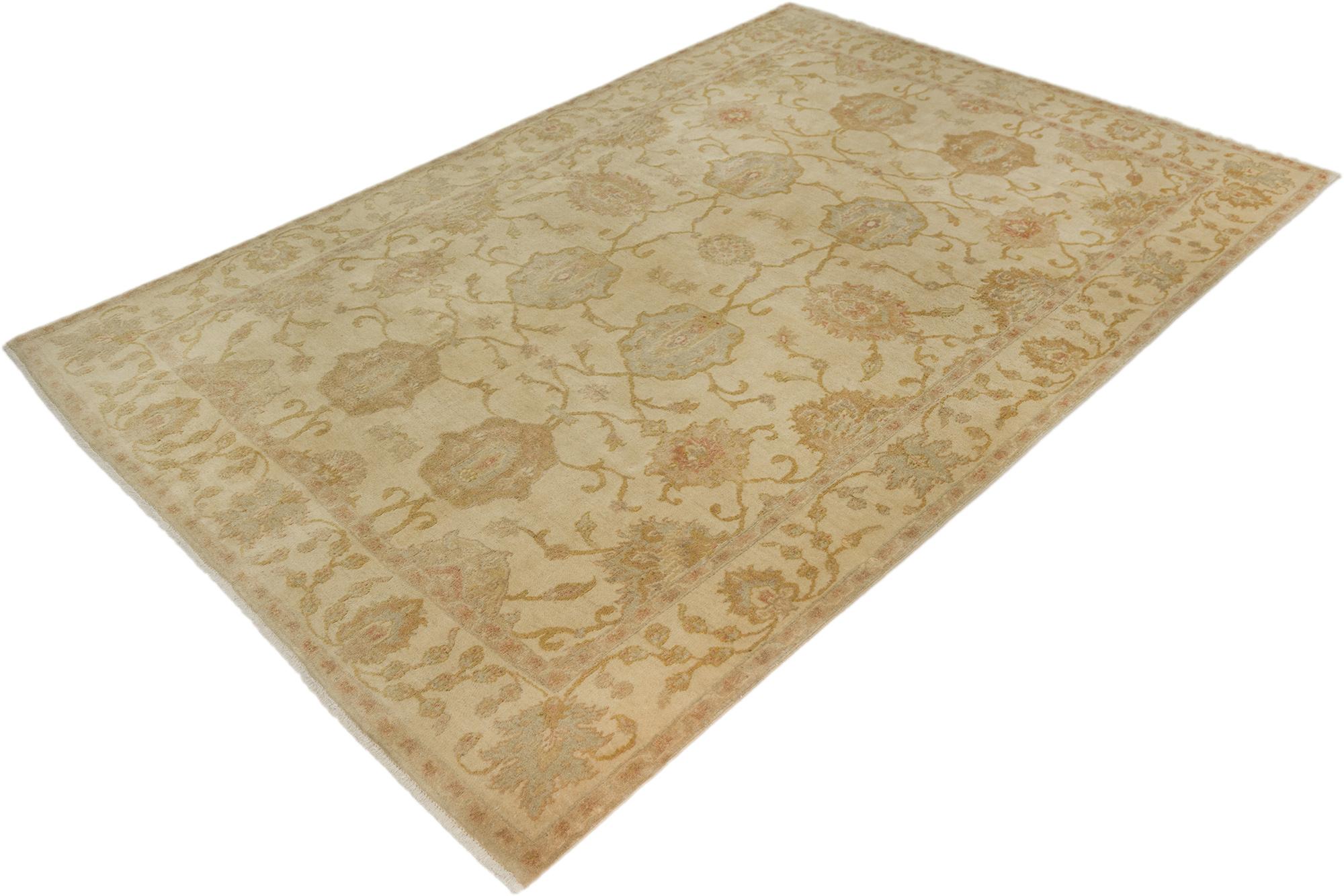 Handgeknüpfter moderner Isfahan-Teppich, gewebt im Iran mit traditioneller Handwerkskunst.

Ein elegantes Allover-Muster aus floralen Motiven und Palmetten, die durch zarte Ranken verbunden sind. 

Sanfte Beige- und Elfenbeintöne werden durch