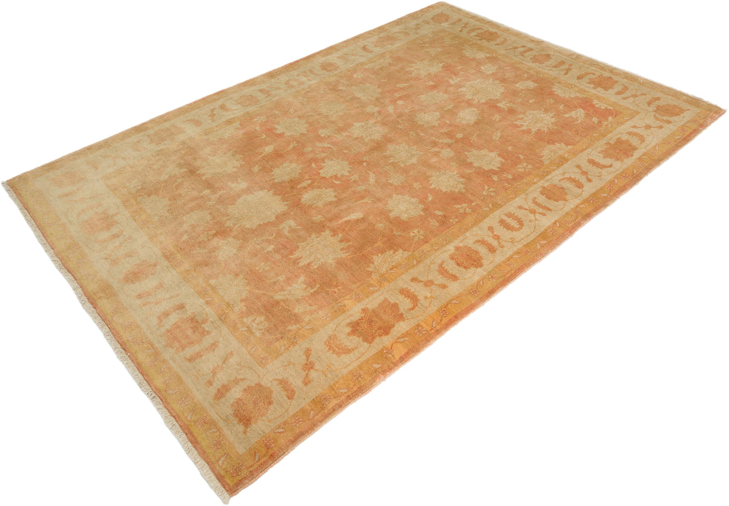 Tappeto Isfahan moderno annodato a mano, tessuto in Iran con un'accurata lavorazione artigianale.

Presenta un disegno floreale allover con palmette stilizzate e viti che scorrono. 

Le calde tonalità del pesca e del beige creano un sottile effetto