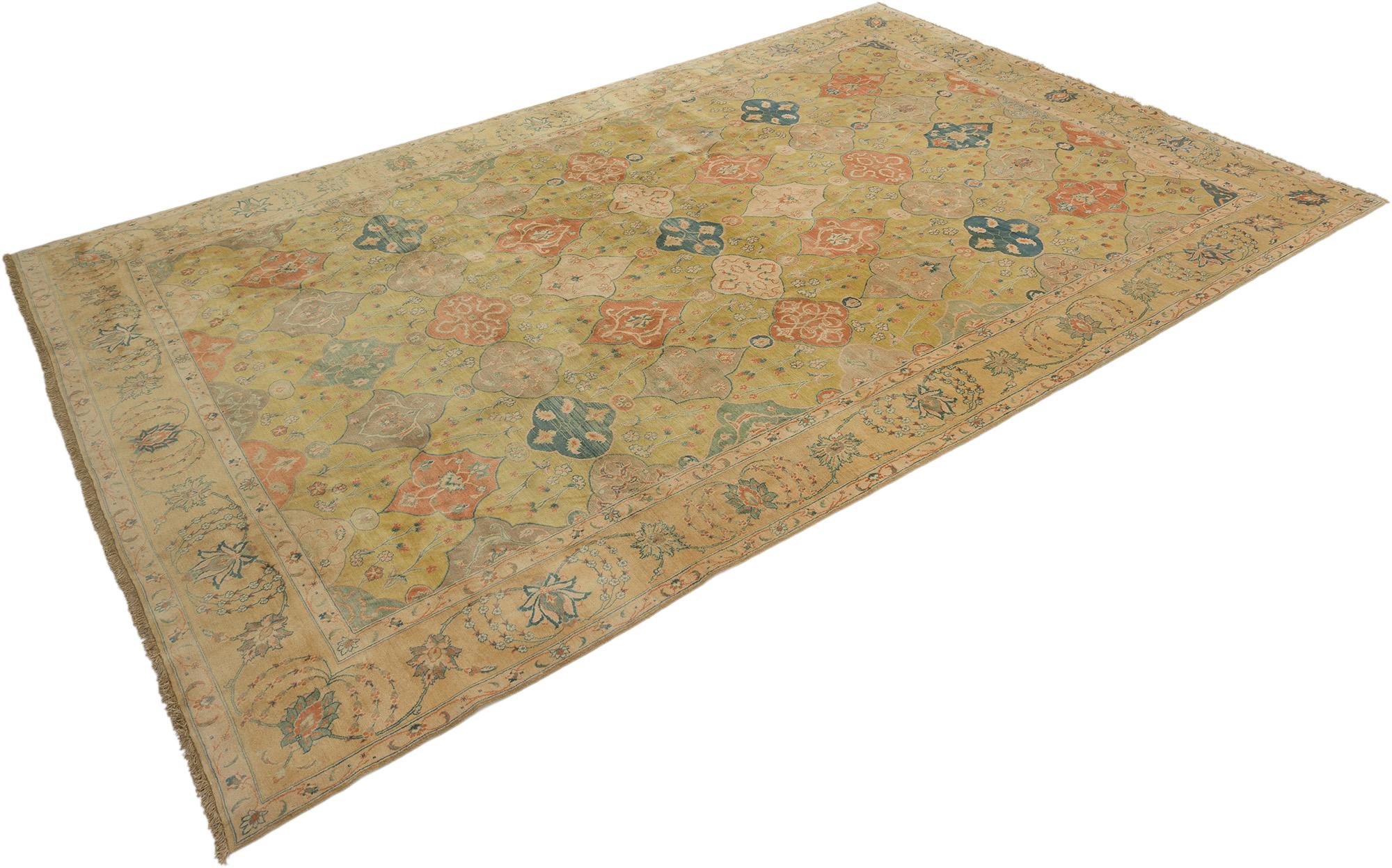 Handgeknüpfter Isfahan-Teppich, gewebt im Iran 2000.

Dieser moderne Isfahan-Teppich zeichnet sich durch ein Allover-Gittermuster mit stilisierten Blumenmotiven aus, die auf einem weichen, goldenen Feld angeordnet sind und mit Korallen-, Blau- und