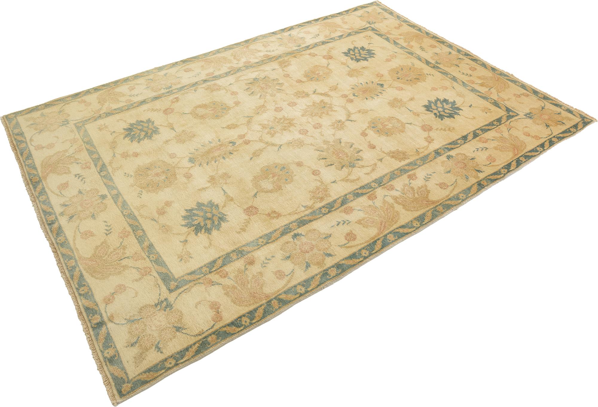 Handgeknüpfter Isfahan-Teppich, neu gewebt und auf Bestellung gefertigt.

Dieses moderne Isfahan zeichnet sich durch ein hellbeiges Feld aus, das von einer sanft kontrastierenden sandfarbenen Bordüre umrahmt wird und mit eleganten Blumenmotiven in