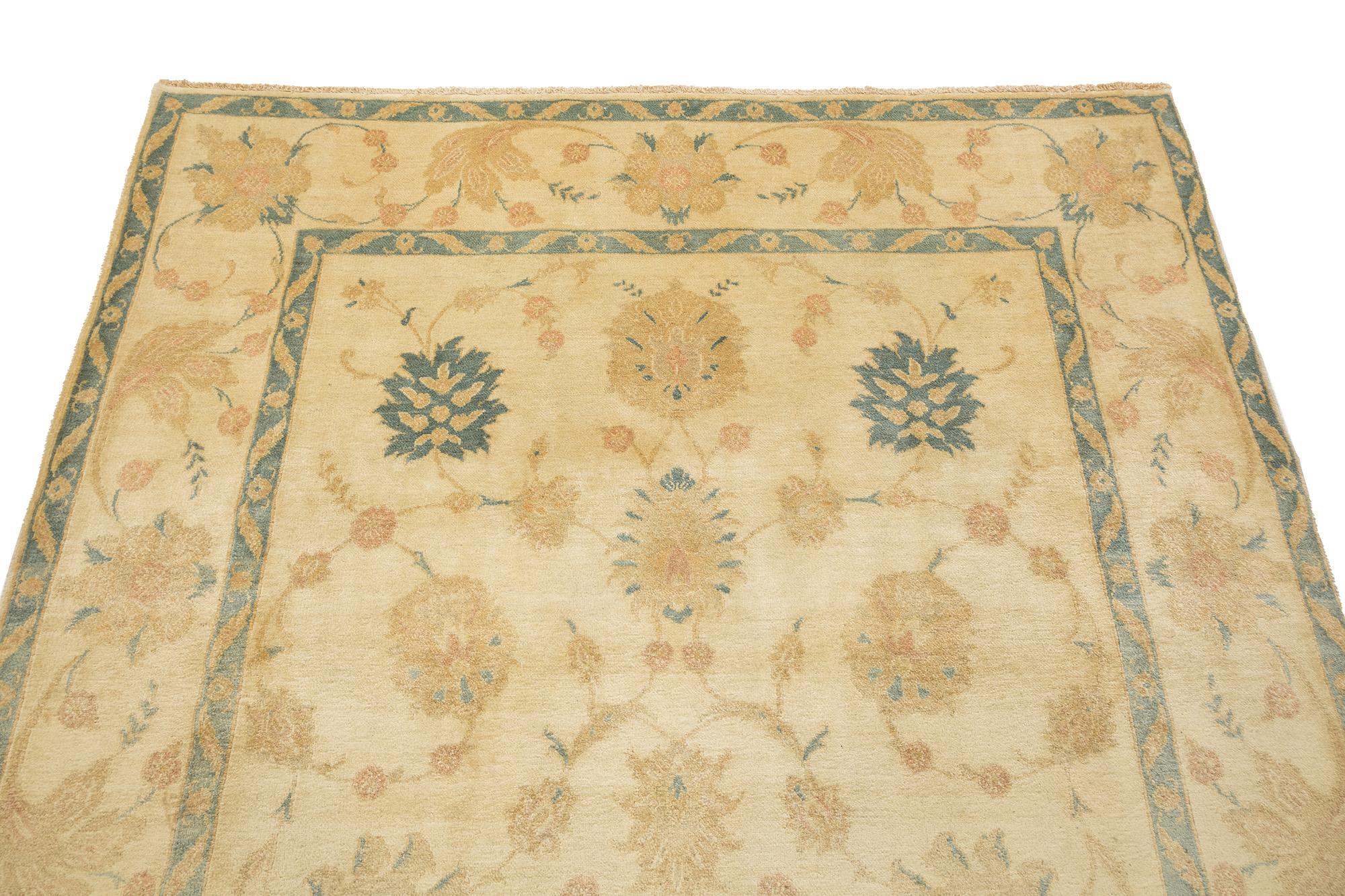 Moderner Isfahan Teppich, handgeknüpft, 9.3 × 6.6 ft - Beige, Teal und Soft Rose (Handgeknüpft) im Angebot