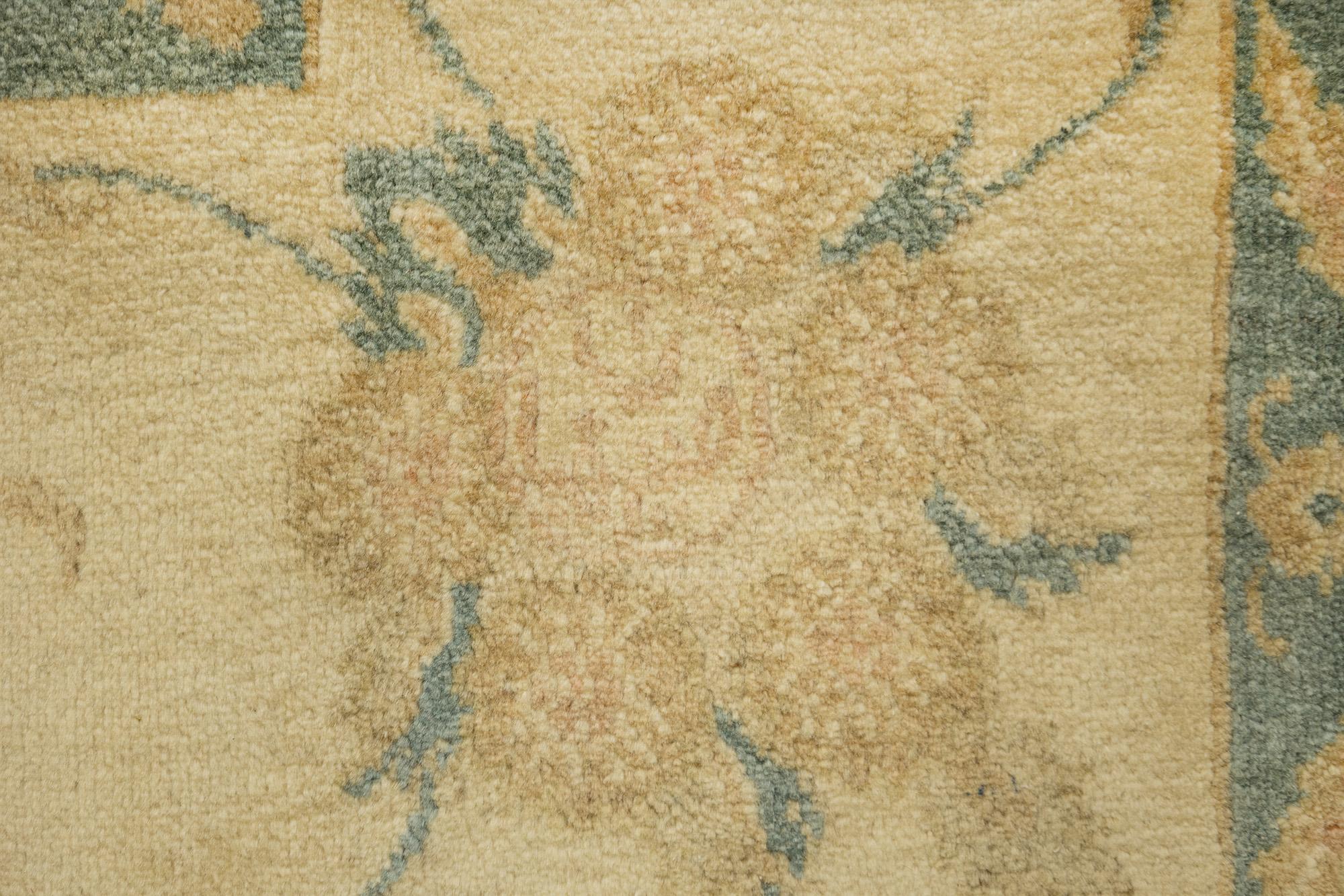 Moderner Isfahan Teppich, handgeknüpft, 9.3 × 6.6 ft - Beige, Teal und Soft Rose (Wolle) im Angebot