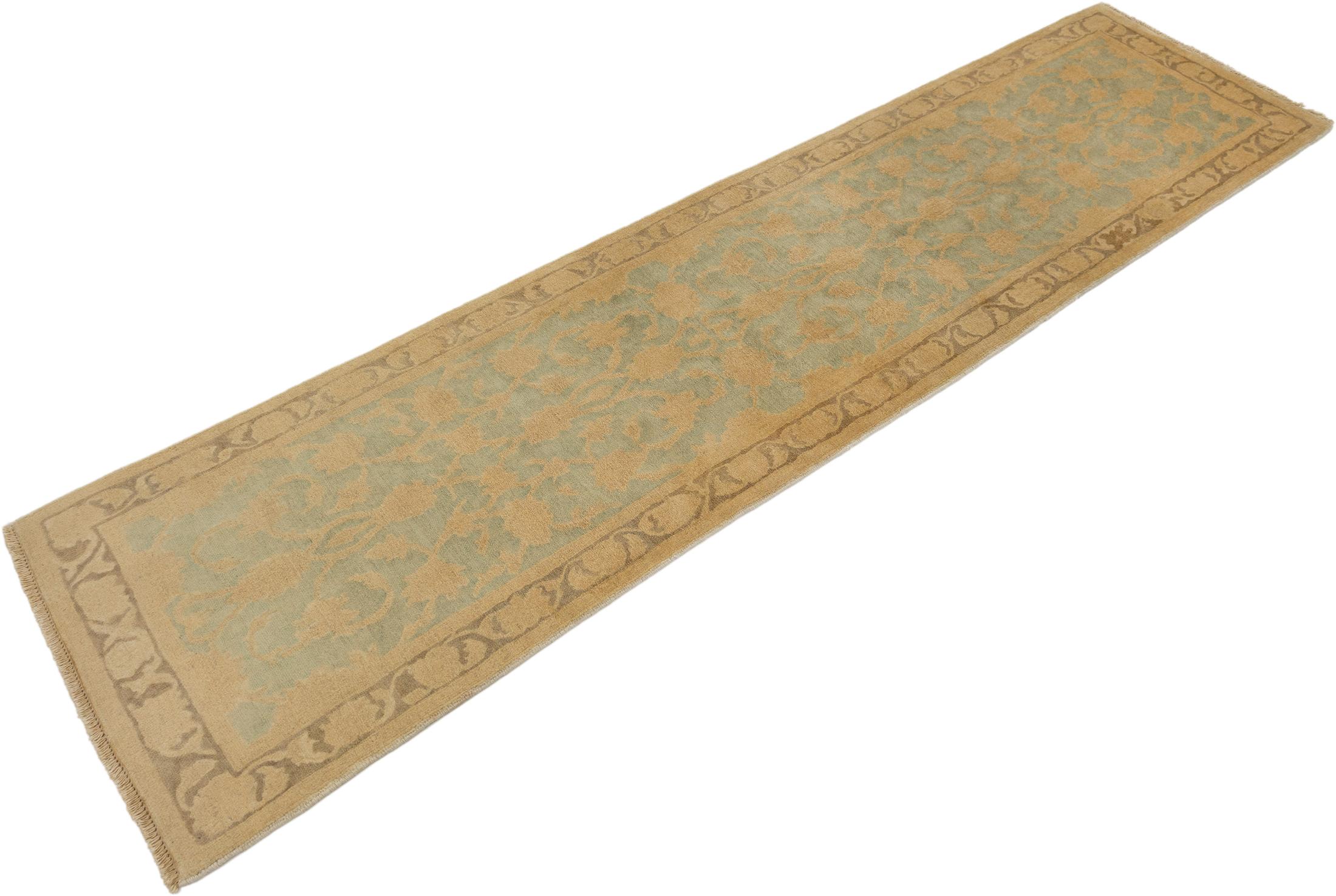 Chemin de table moderne Isfahan noué à la main, tissé à neuf et réalisé sur commande.

Cette pièce contemporaine d'AM Contemporary présente un doux champ menthe/vert encadré d'une bordure raffinée beige et taupe/brun. Le motif floral discret est