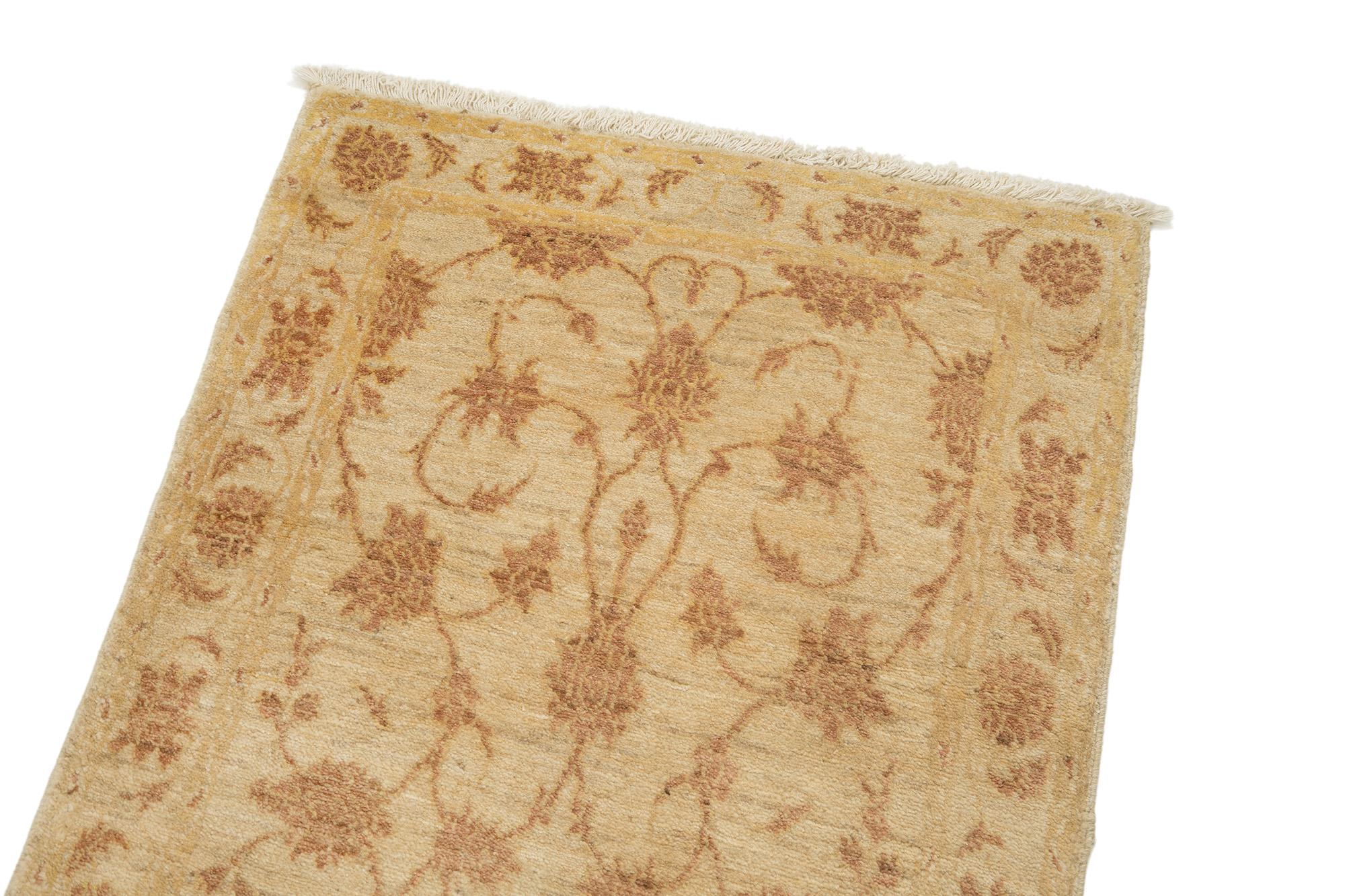 Noué à la main Tapis de course Isfahan moderne, noué à la main, 11.7 �× 2.6 ft - Beige et Soft Brown en vente