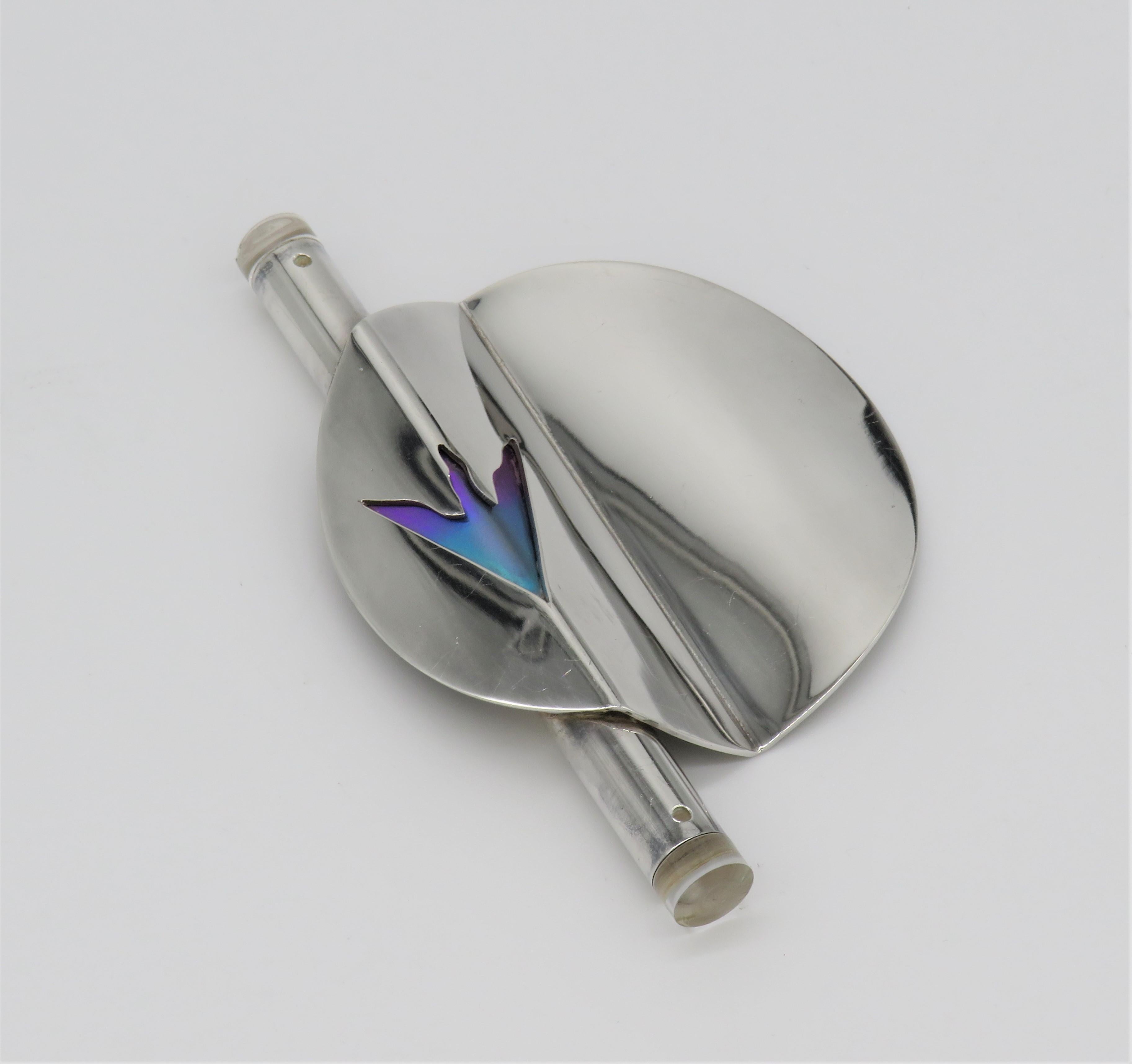 Modern sterling silver Mezuzah case by Arie Ofir, Jerusalem, Israel, circa 1985.
Cylindrical silver case for the parchment is connected to round silver plaque with the Hebrew letter 